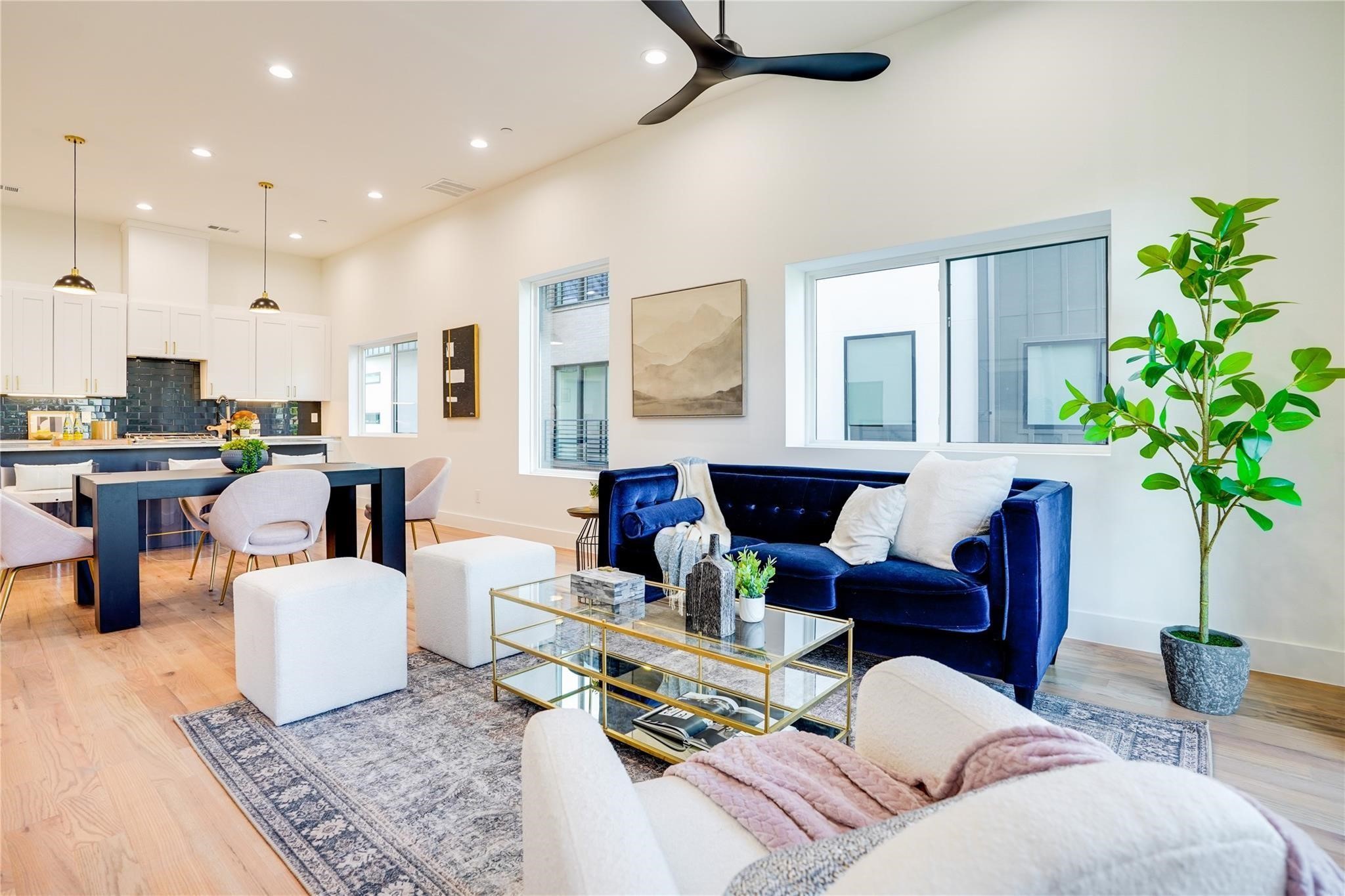 4631 Belmont Avenue 204