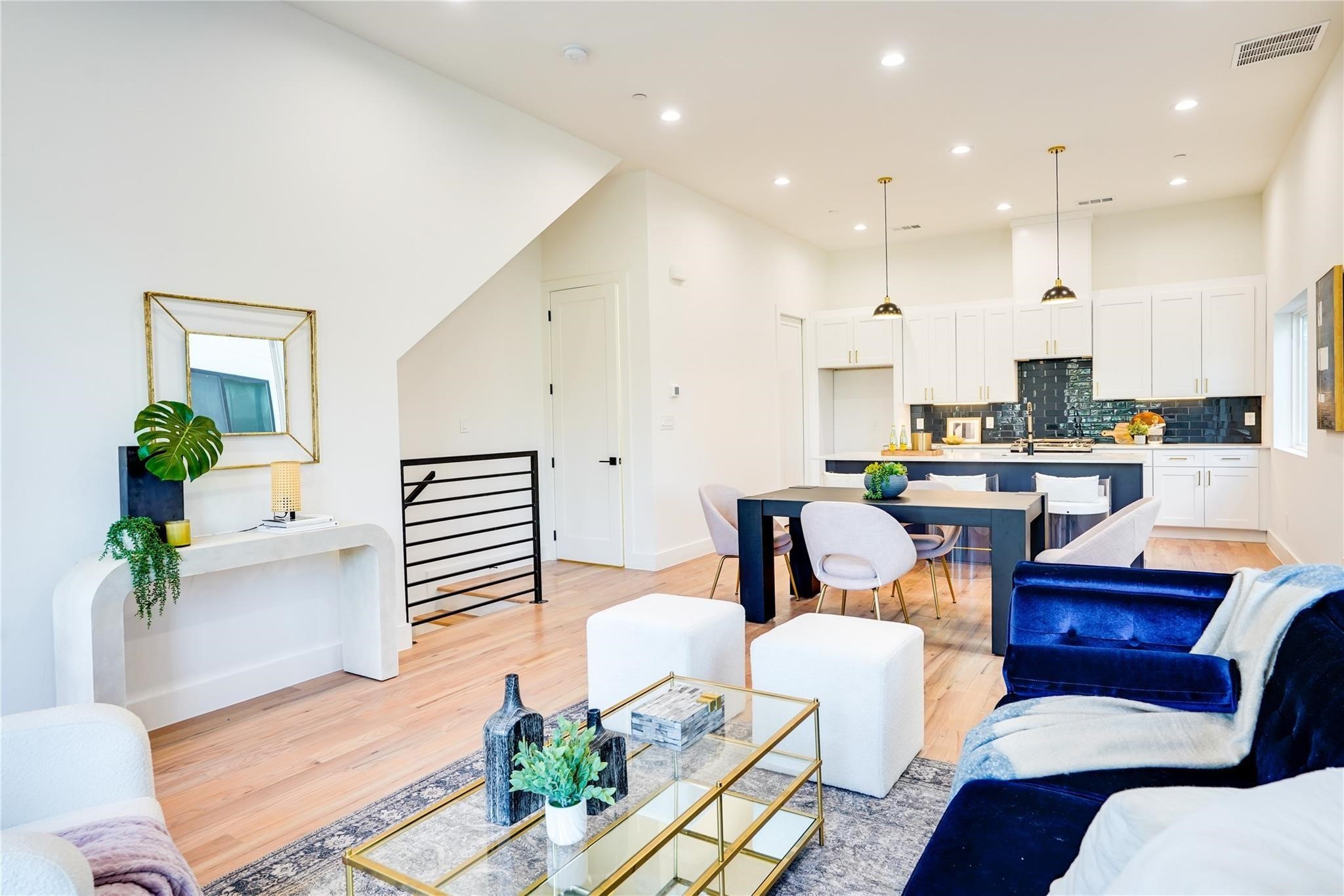 4631 Belmont Avenue 204