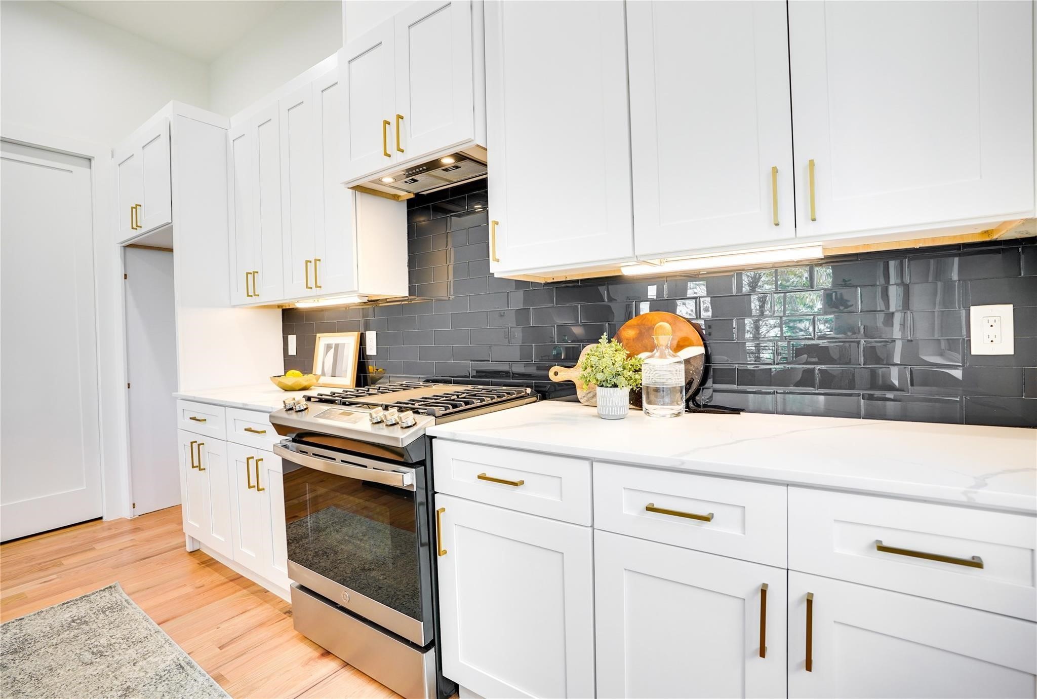 4631 Belmont Avenue 204