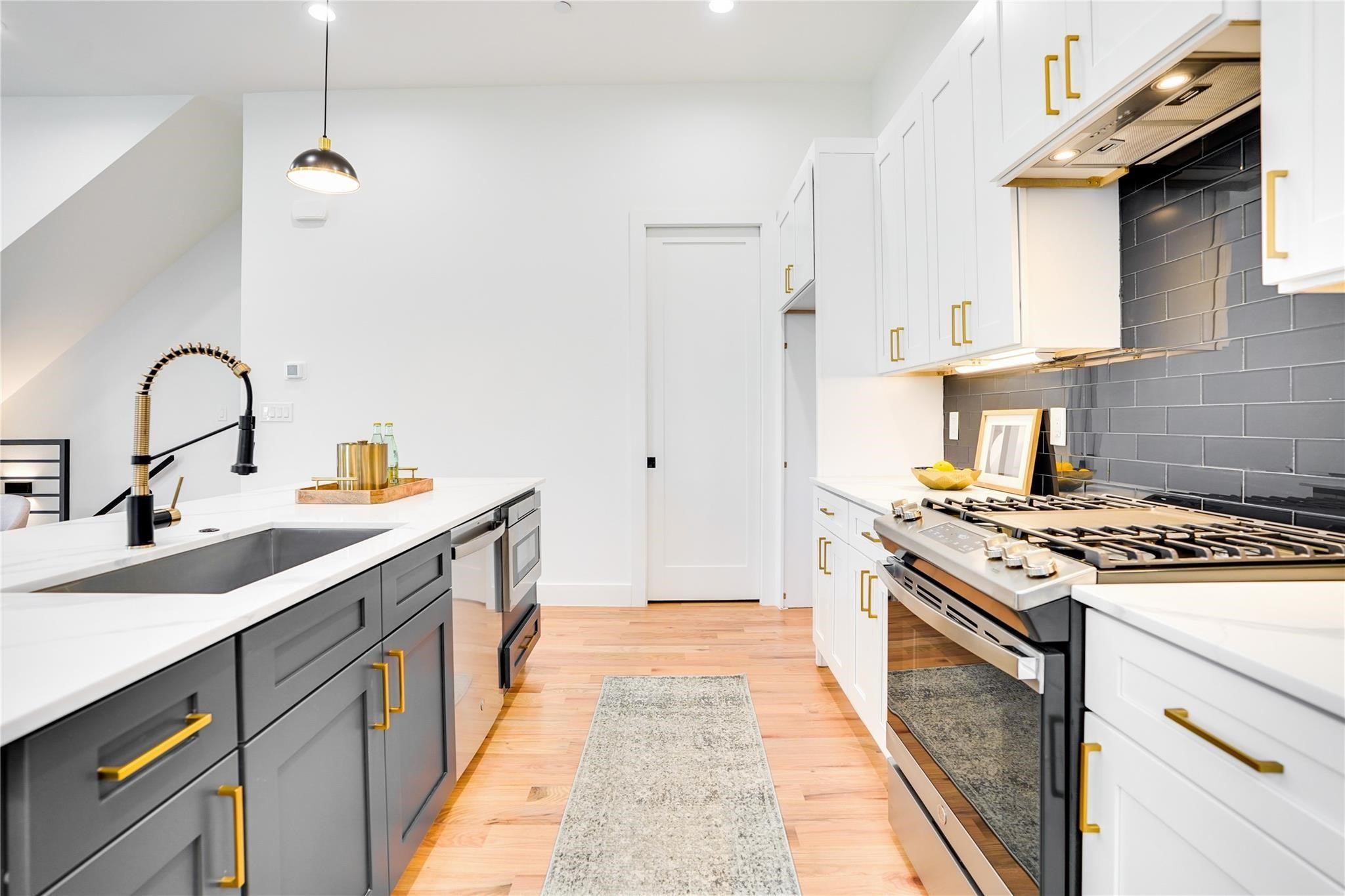 4631 Belmont Avenue 204