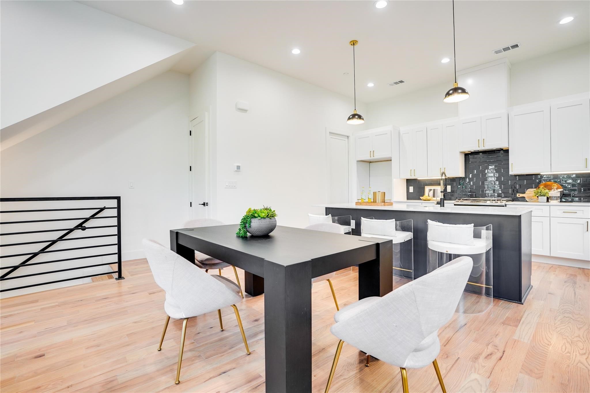 4631 Belmont Avenue 204