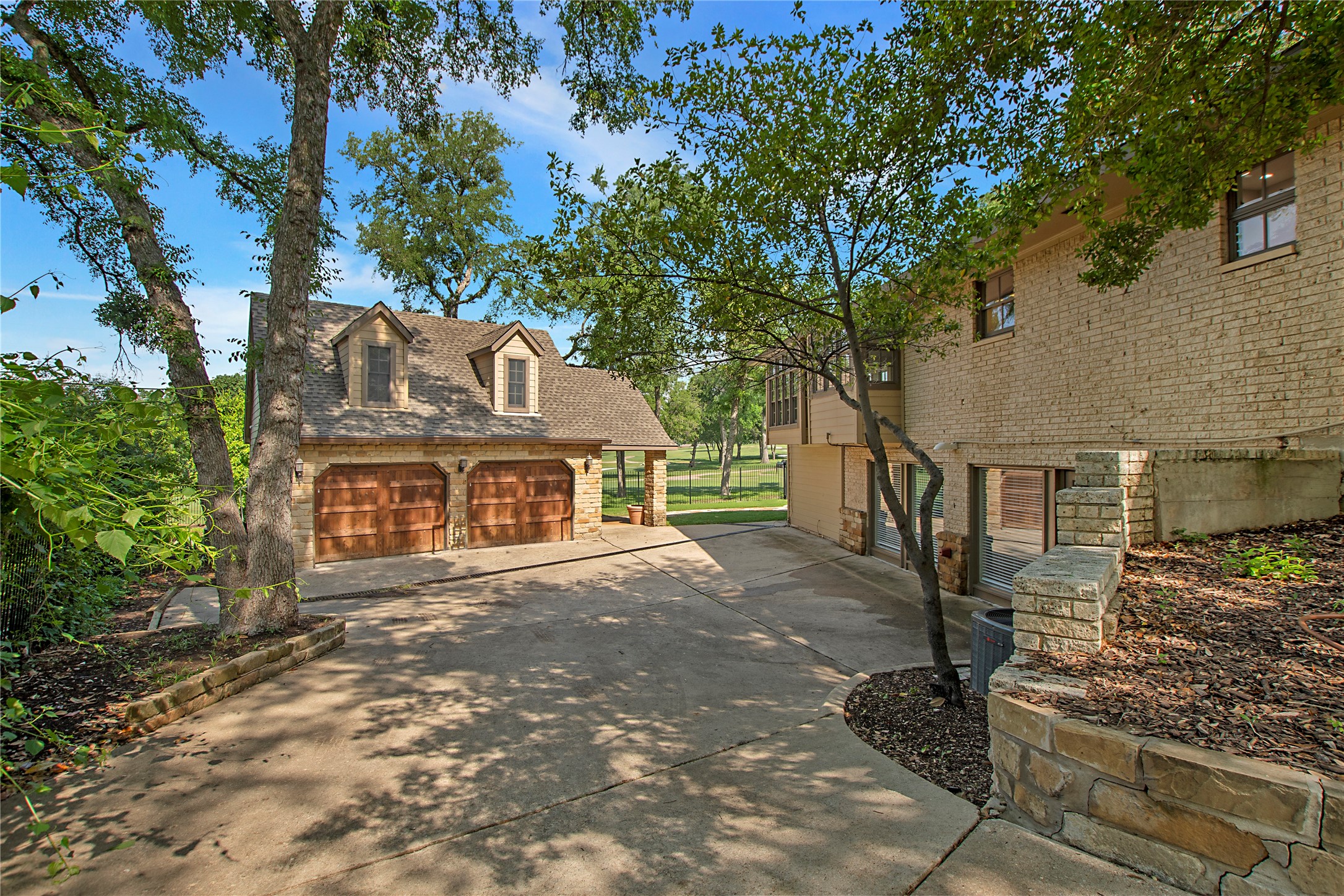 2415 Custer Cove