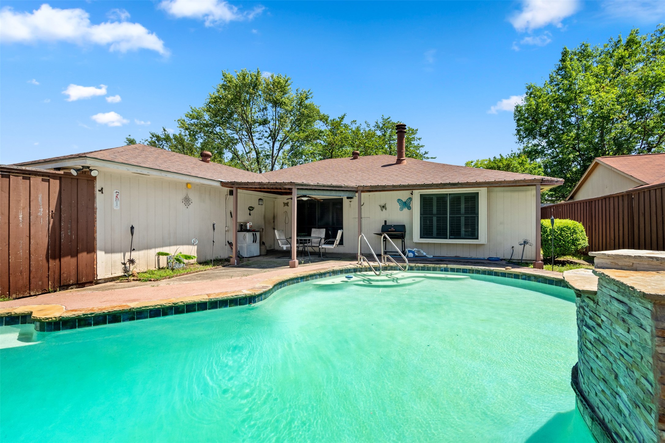 725 Roundtree Drive