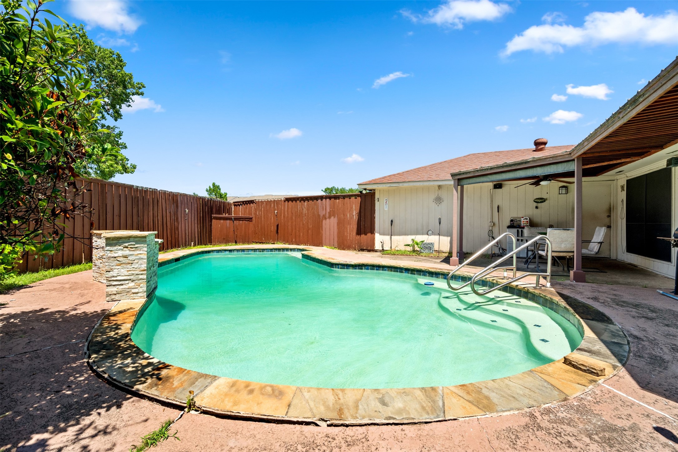 725 Roundtree Drive