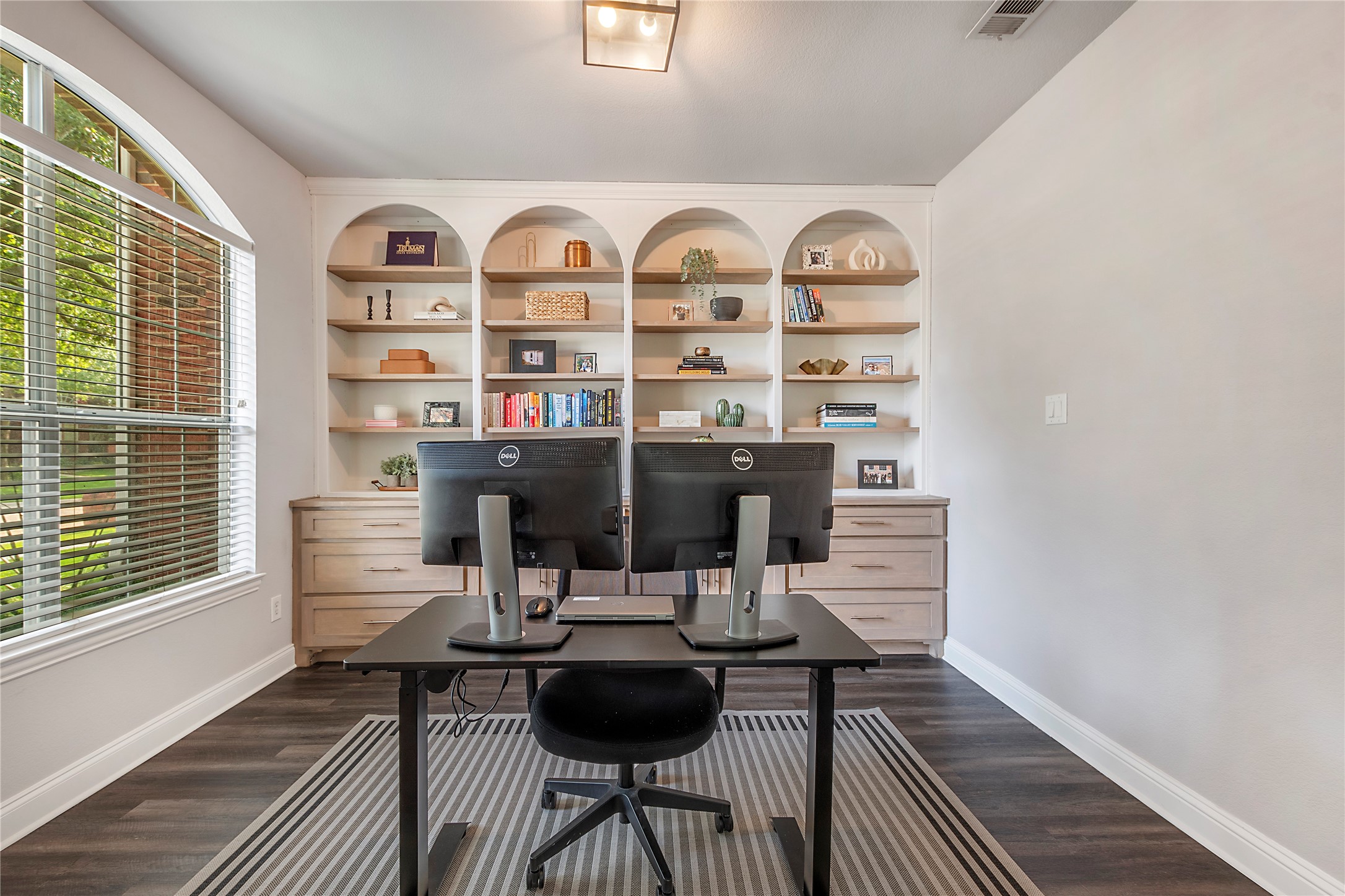 1100 Lamplight Way