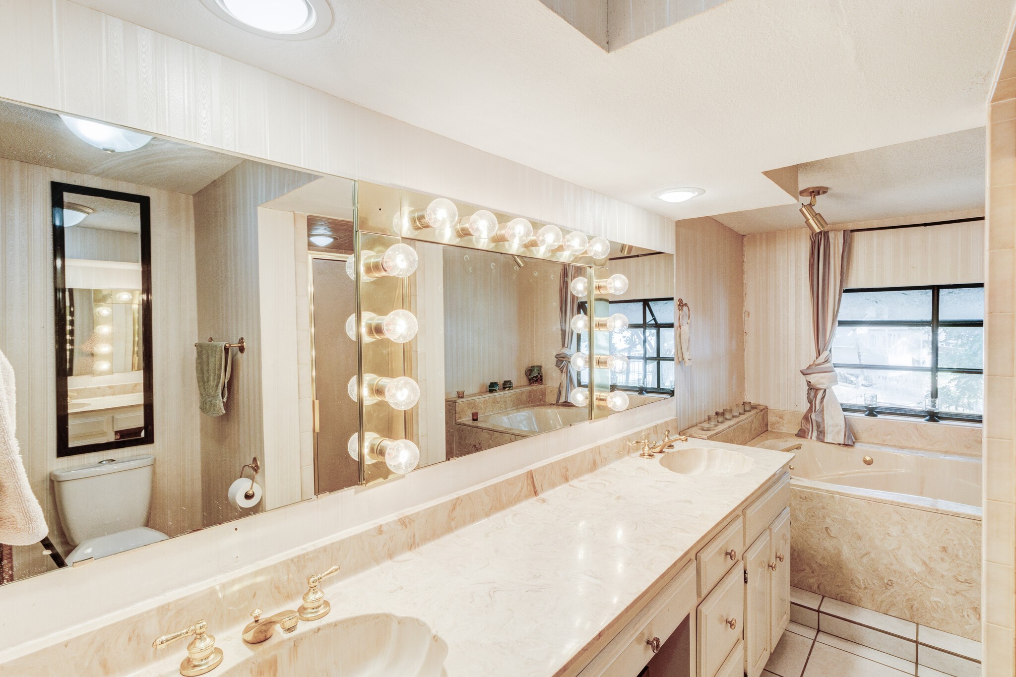 1529 Oak Shore Drive