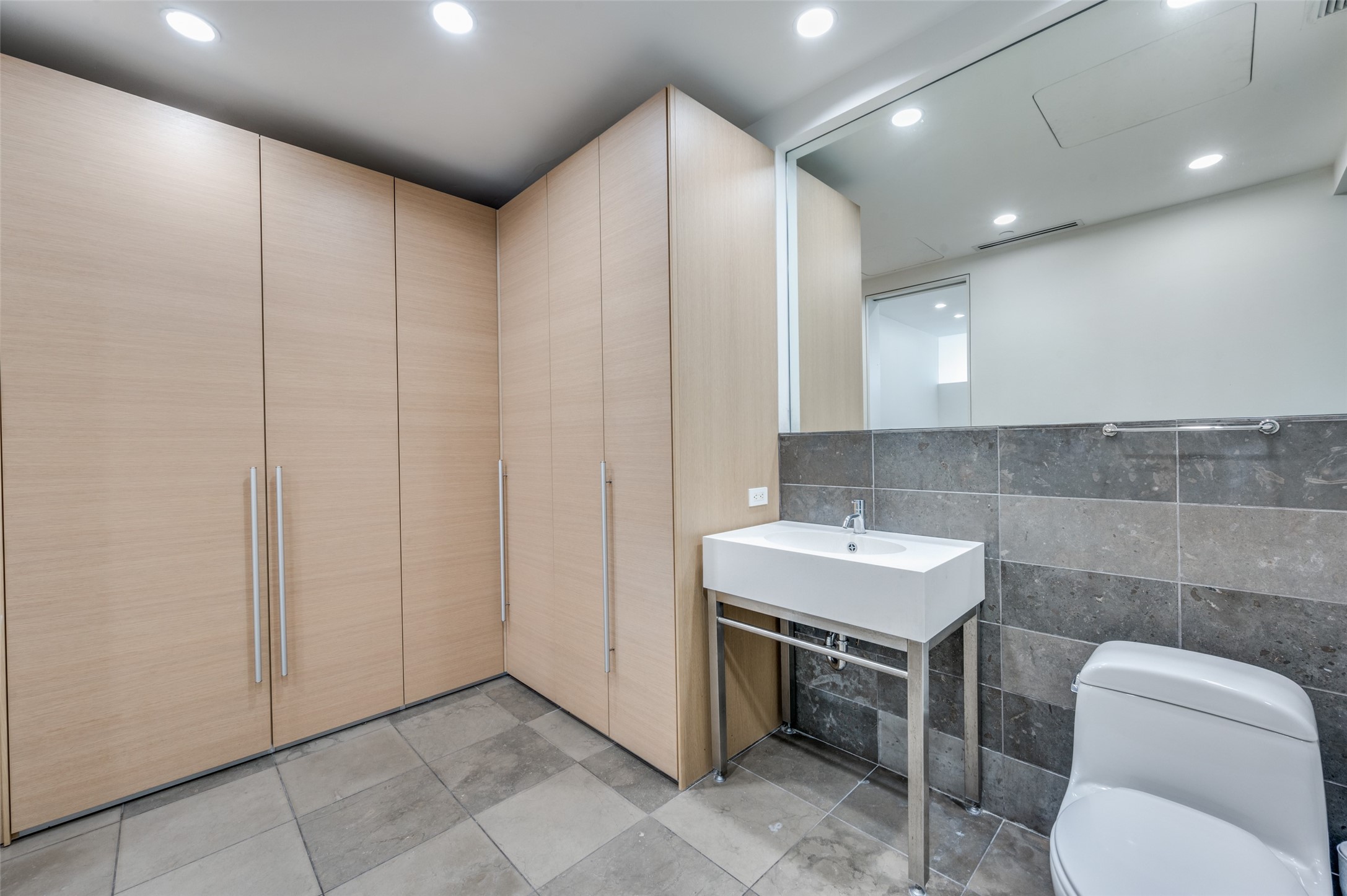 2430 Victory Park 2208
