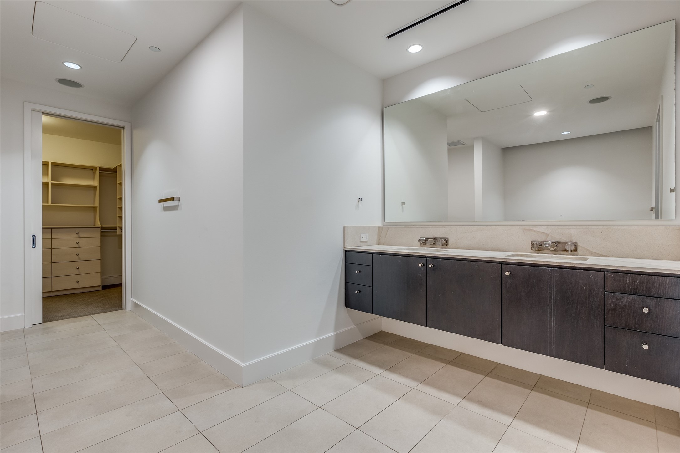 2408 Victory Park Lane 1040