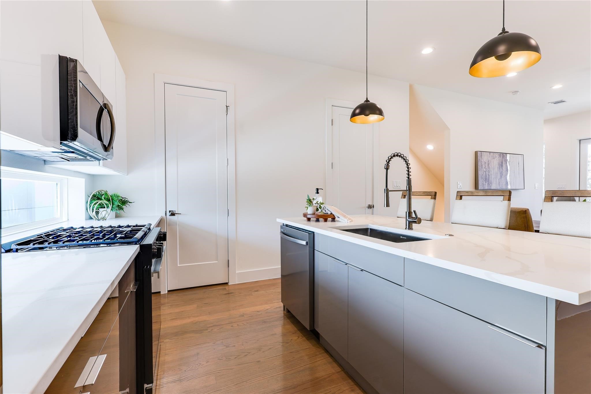 1902 N Carroll Avenue 402