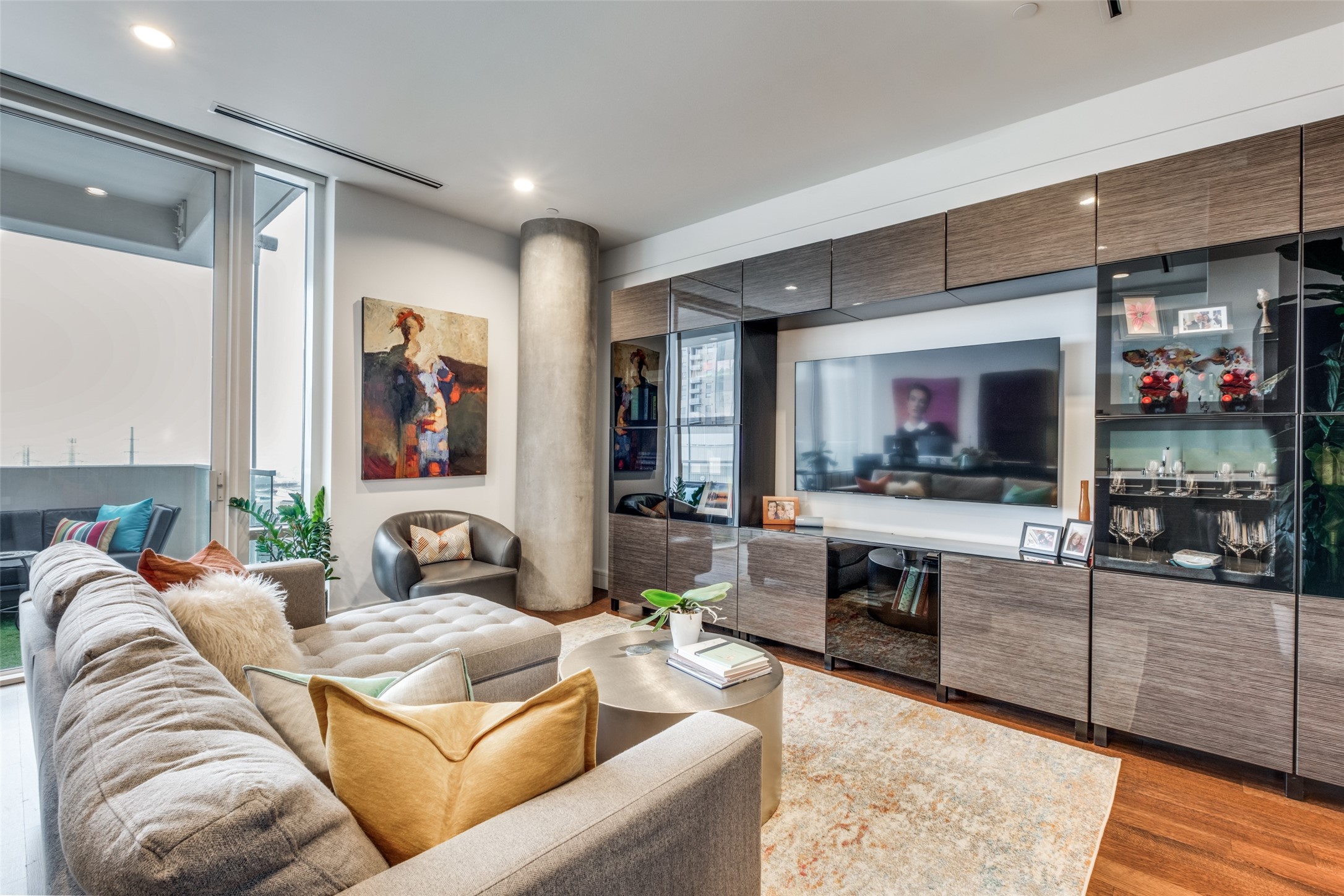 2408 Victory Park Lane 831