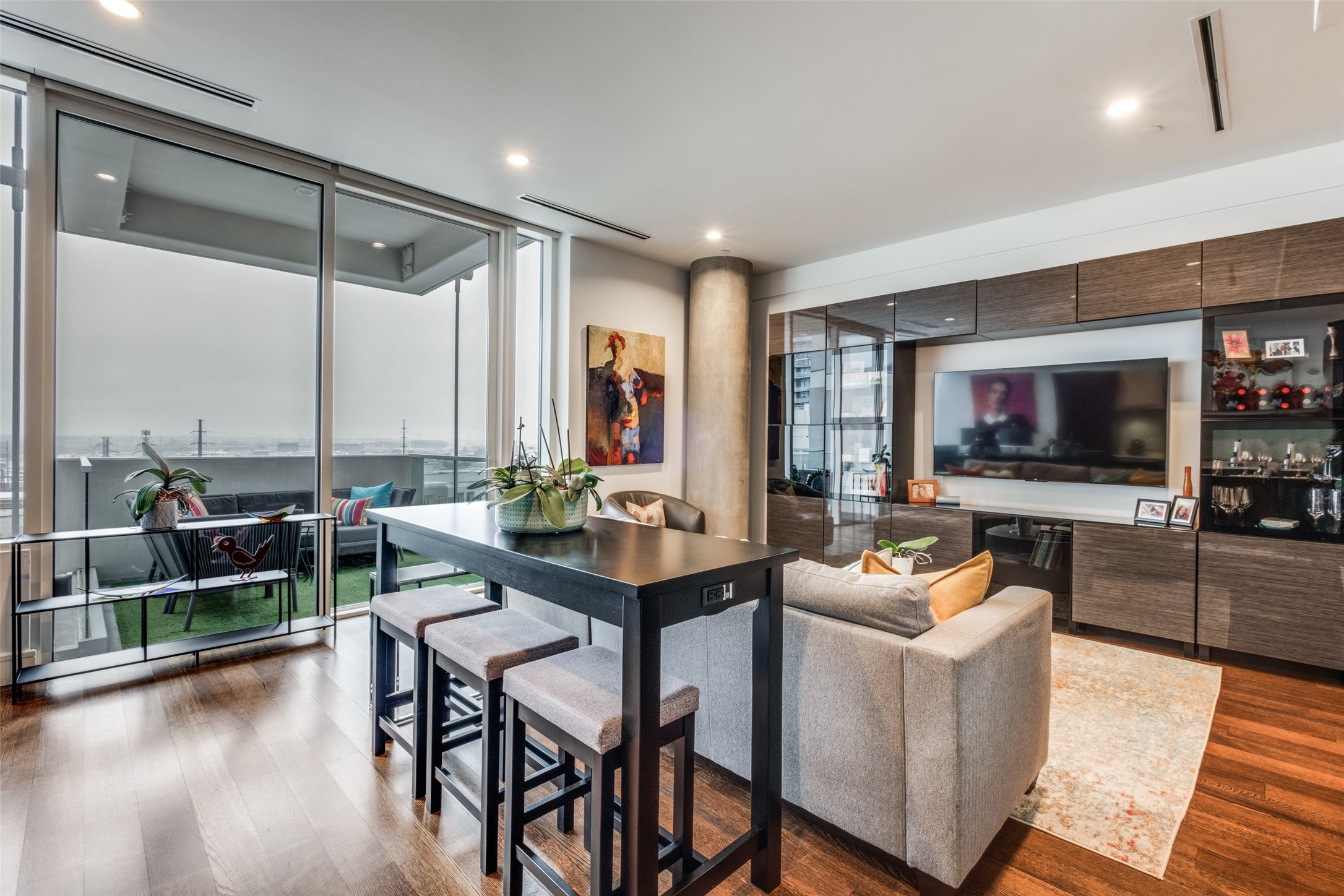 2408 Victory Park Lane 831