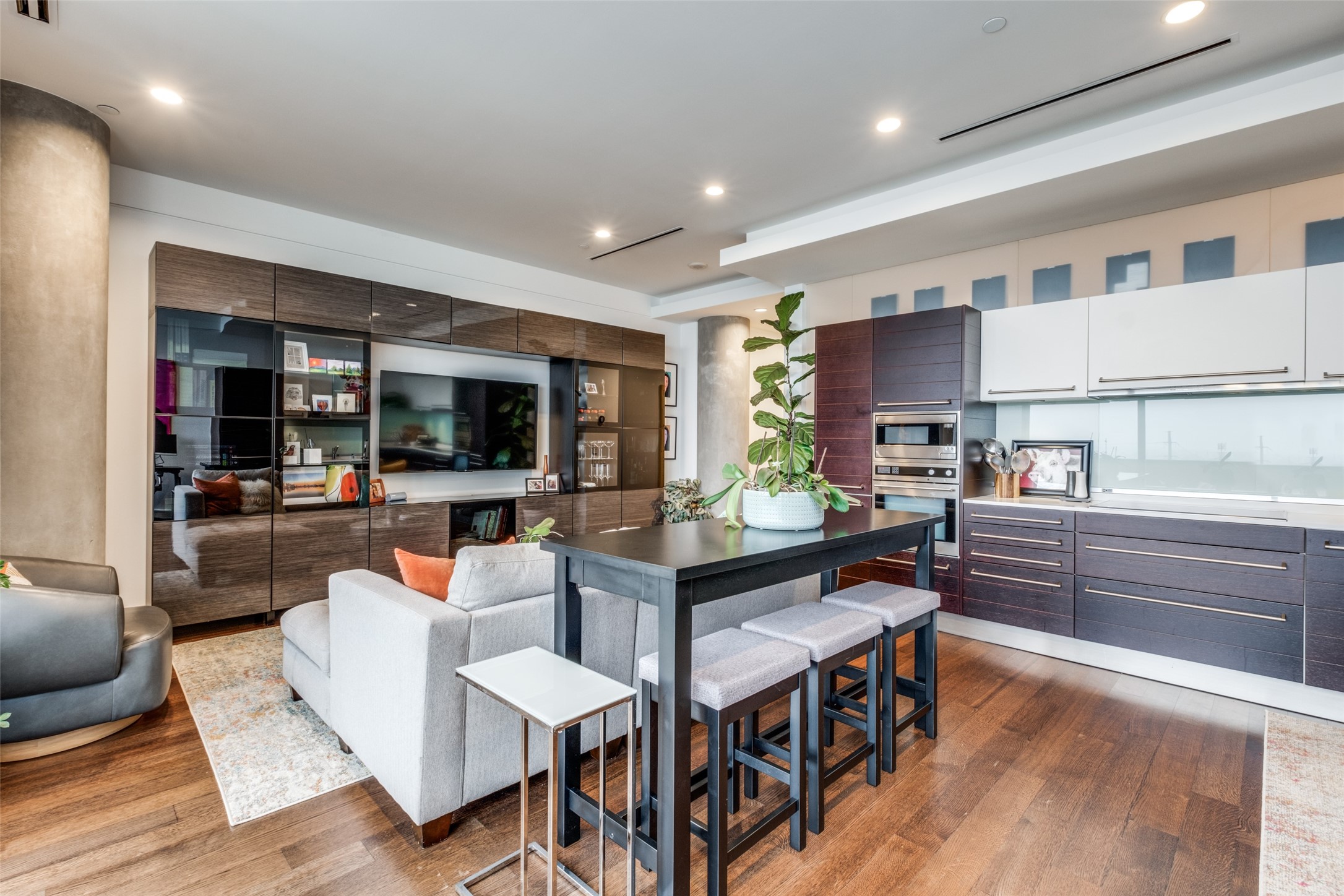 2408 Victory Park Lane 831