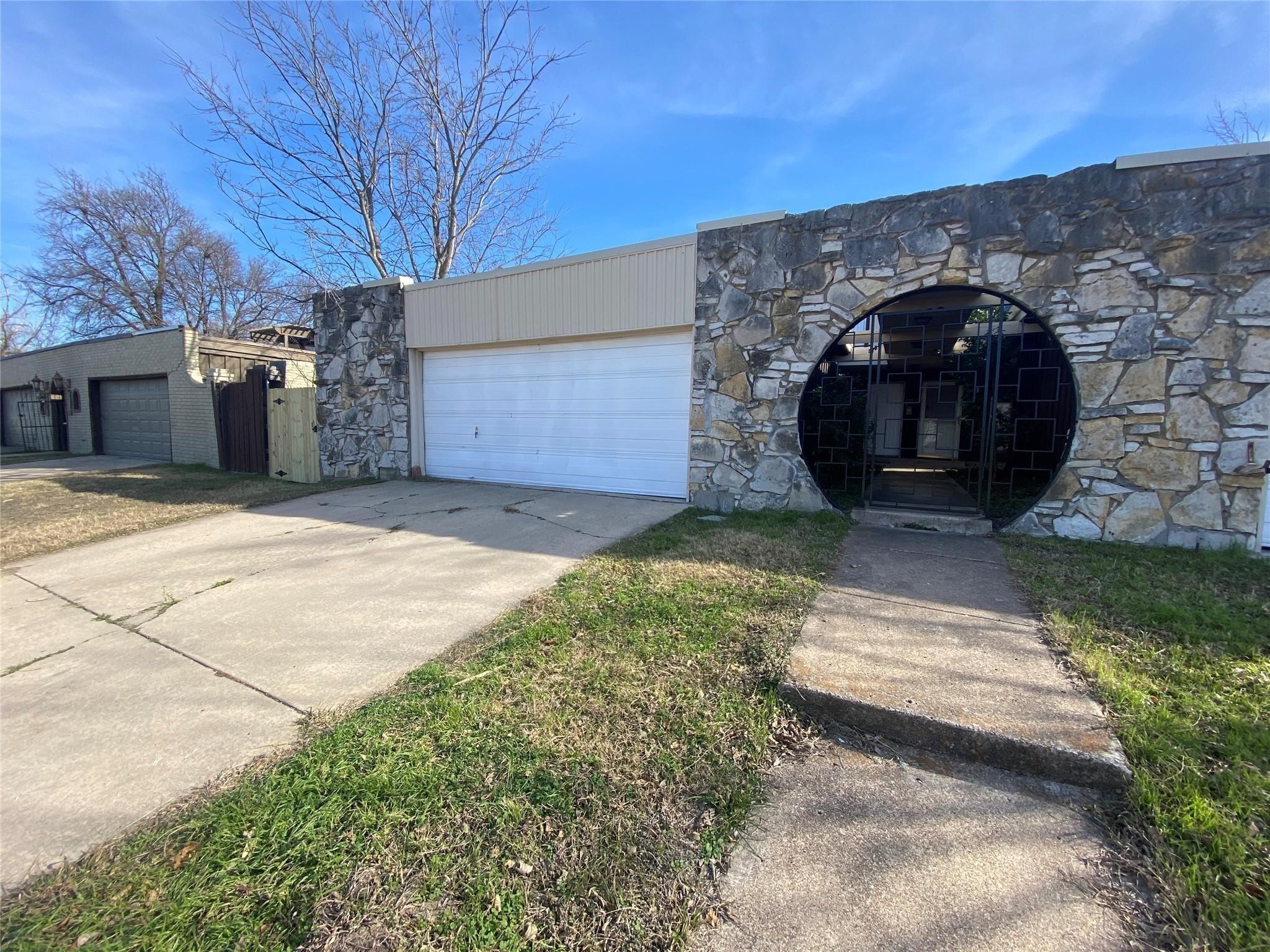 6329 Walraven Circle