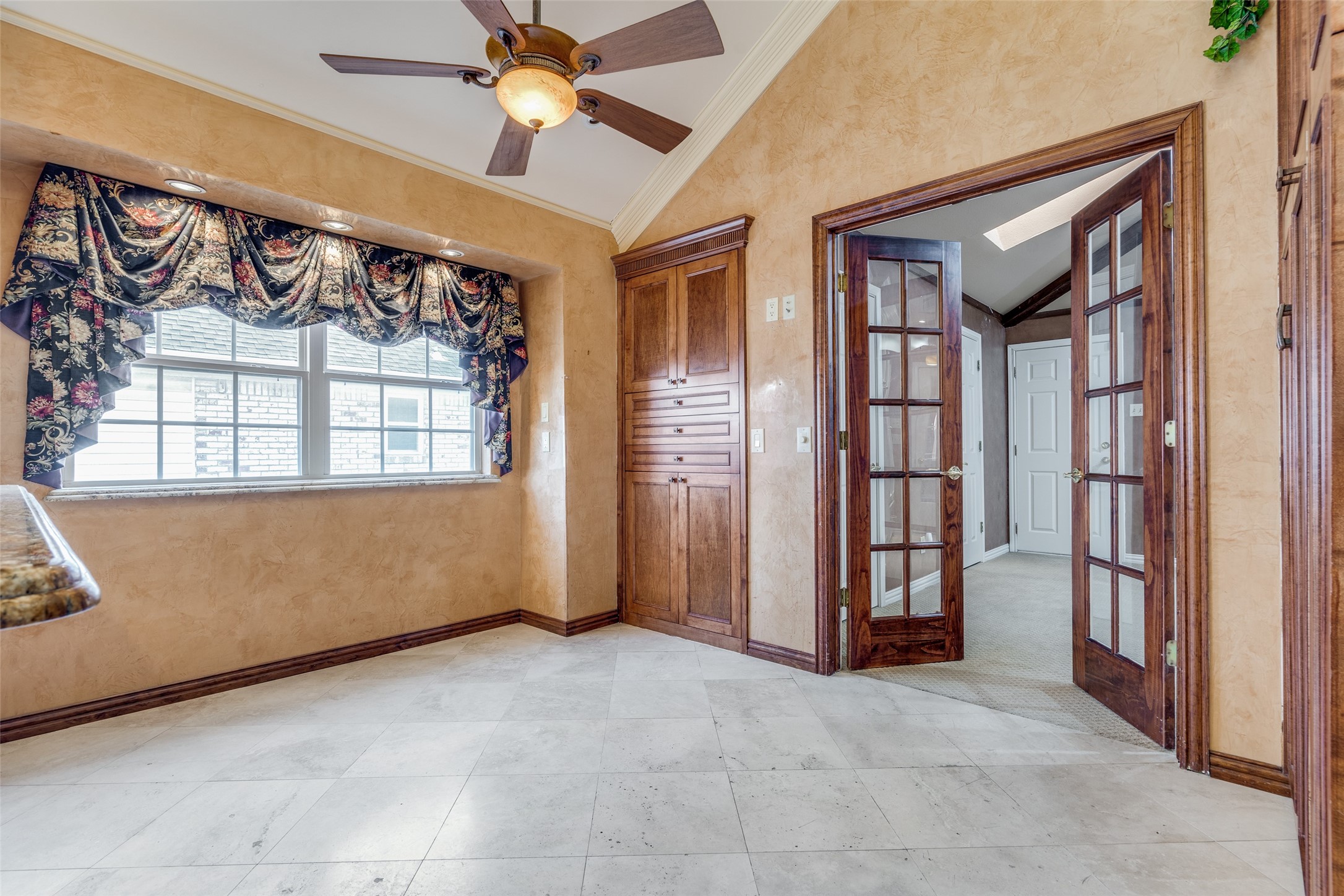 2304 Claridge Circle