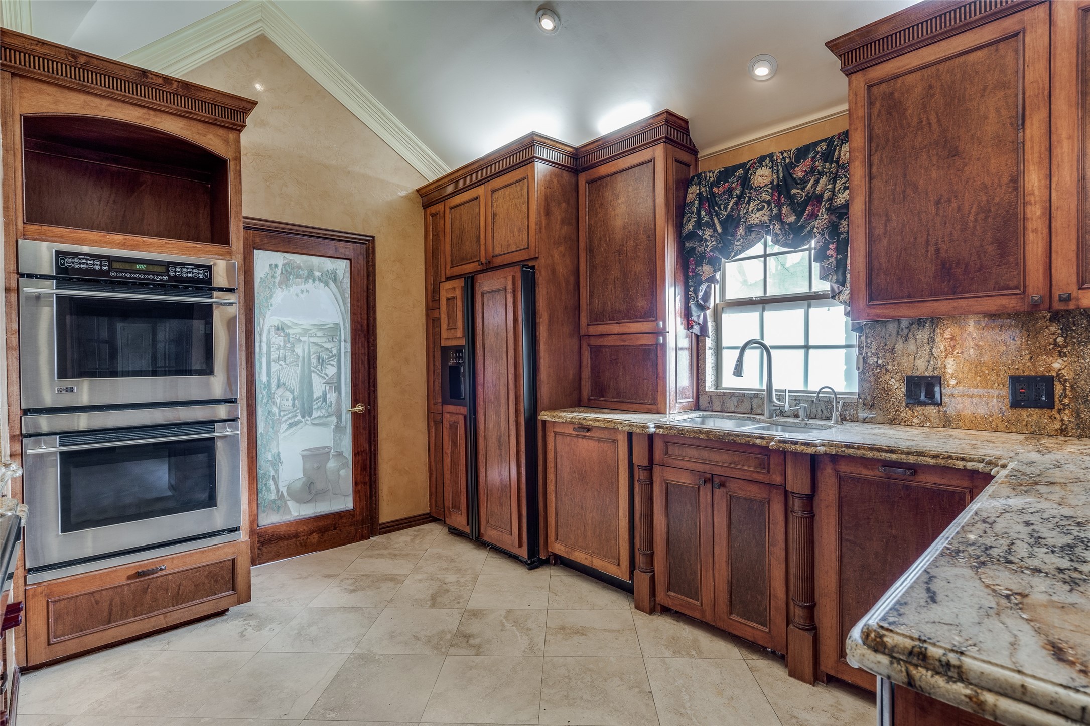 2304 Claridge Circle