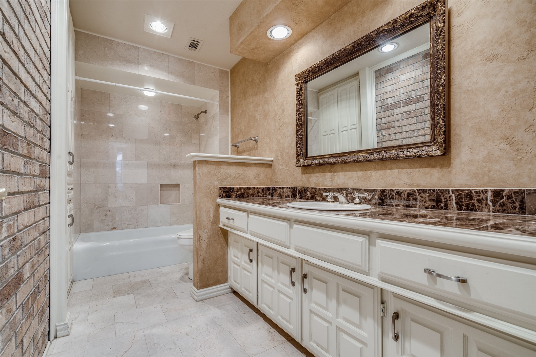 2304 Claridge Circle