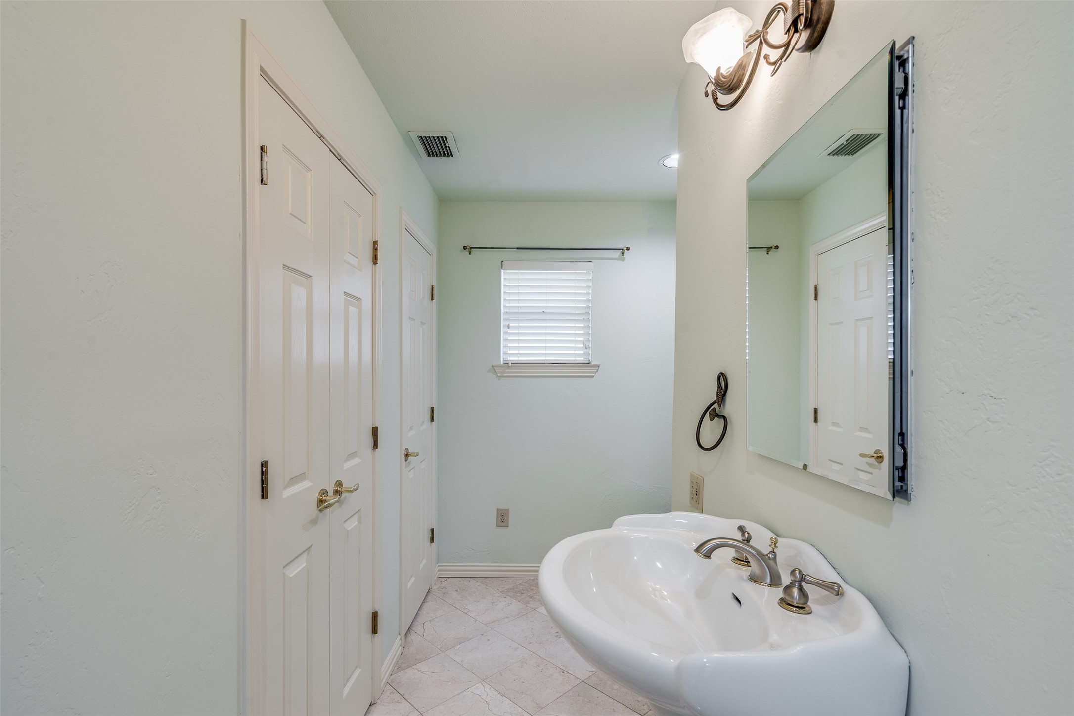 2304 Claridge Circle