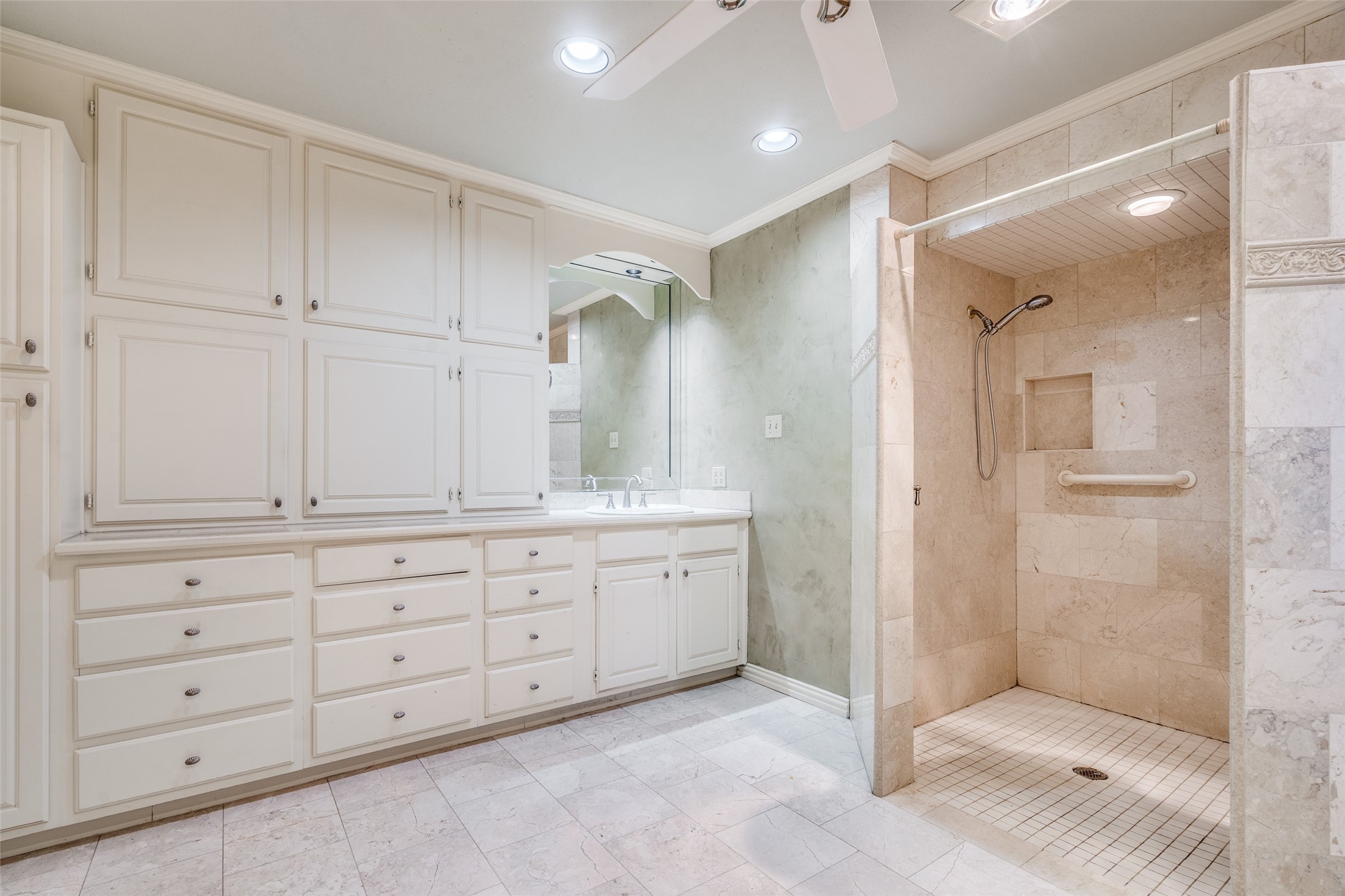 2304 Claridge Circle