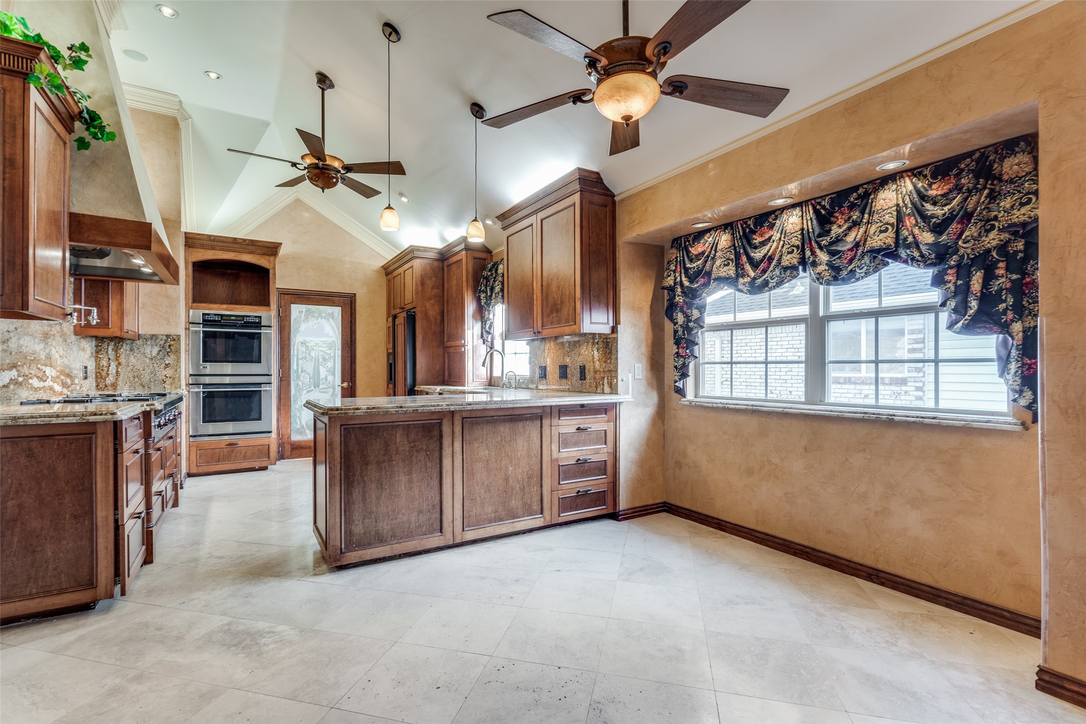 2304 Claridge Circle