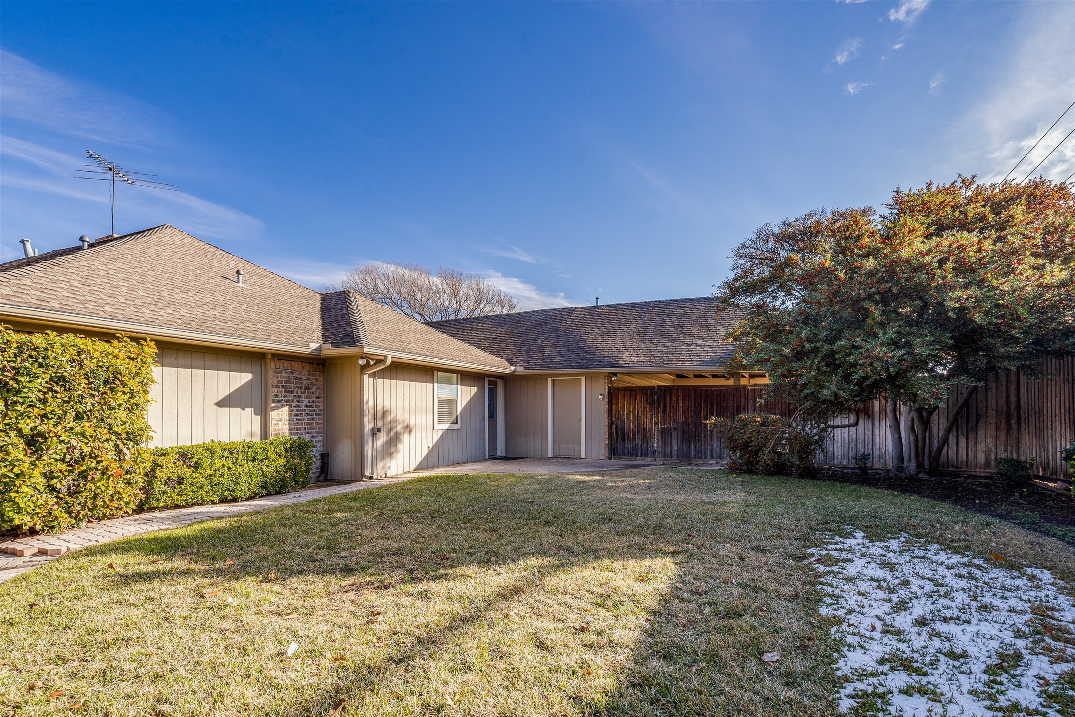 2304 Claridge Circle
