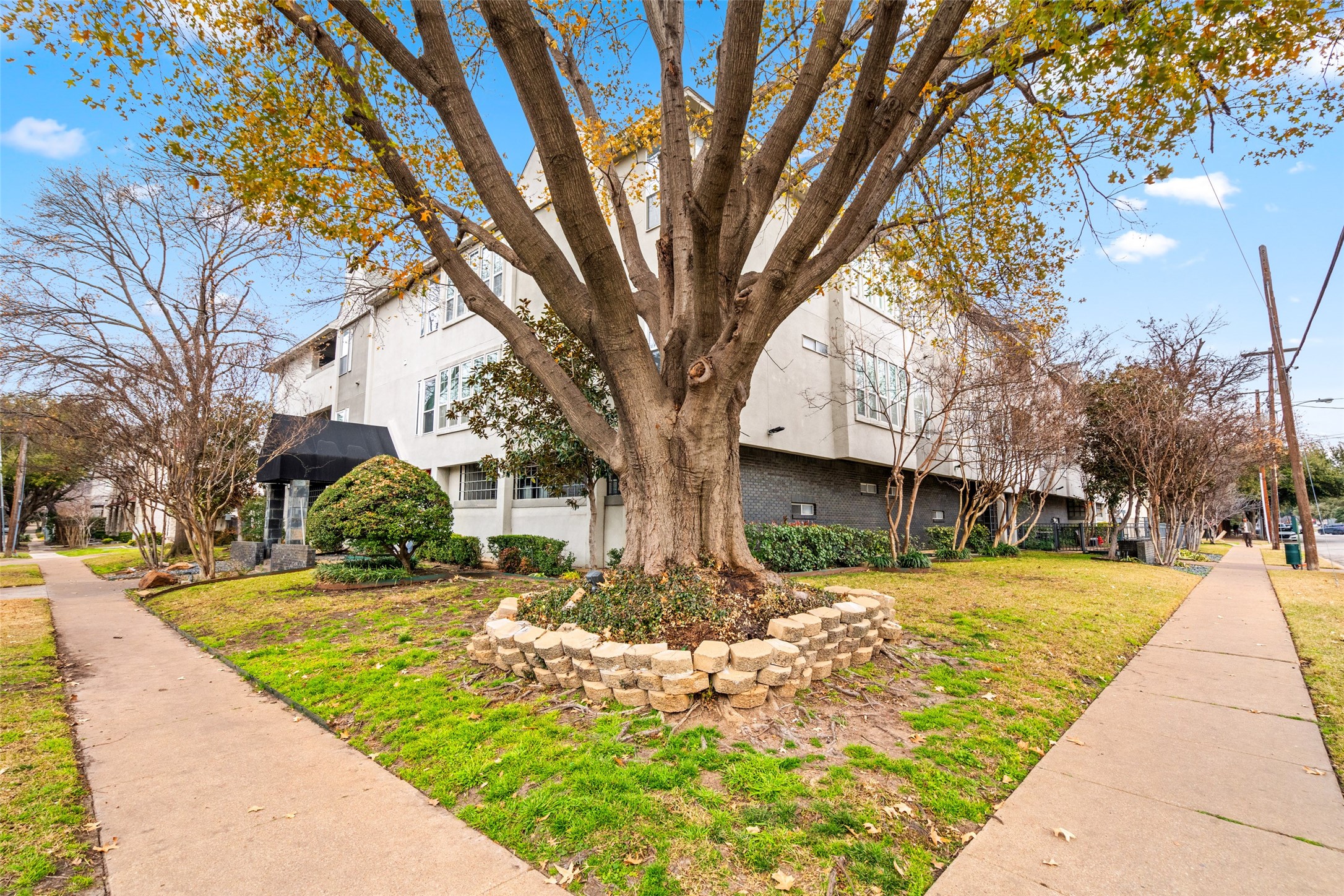 4104 N Hall Street 216