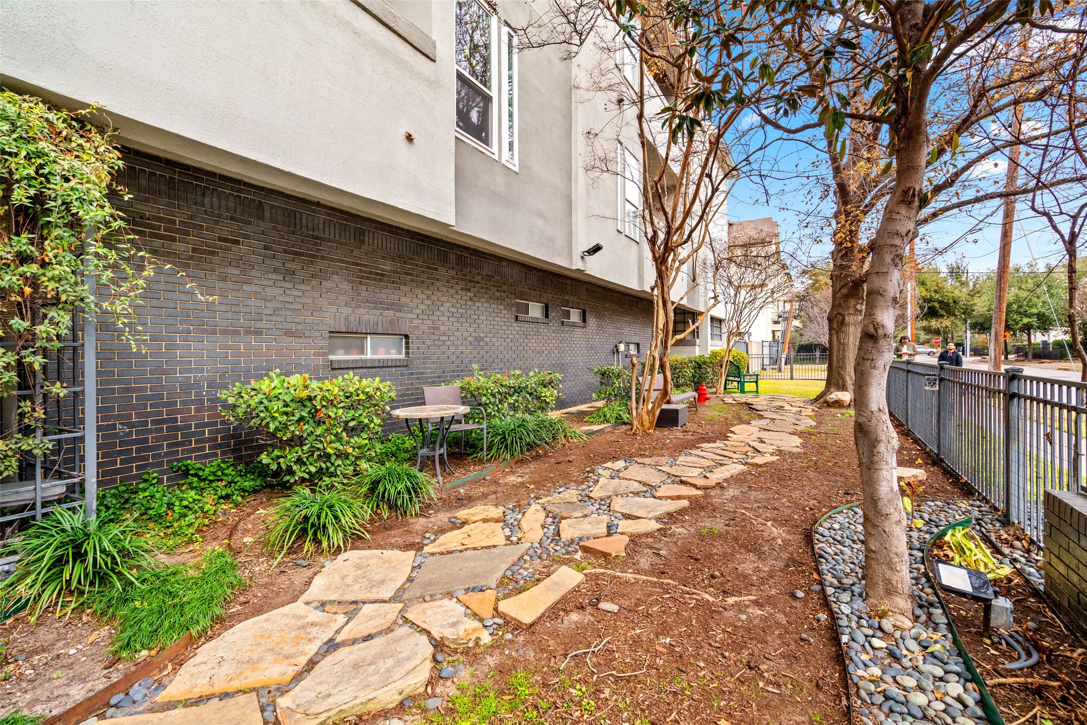 4104 N Hall Street 216