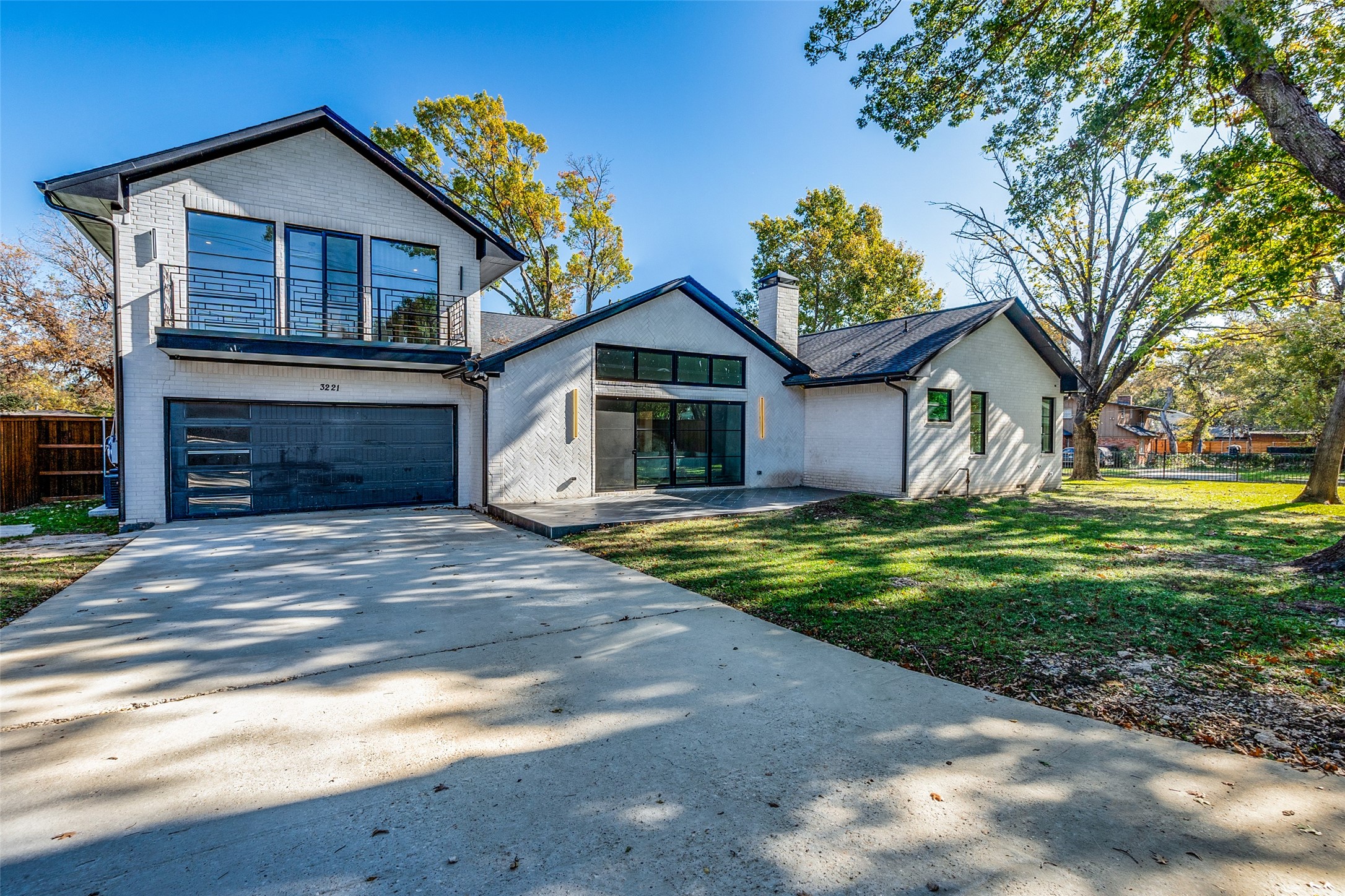 3221 S Glenbrook Drive