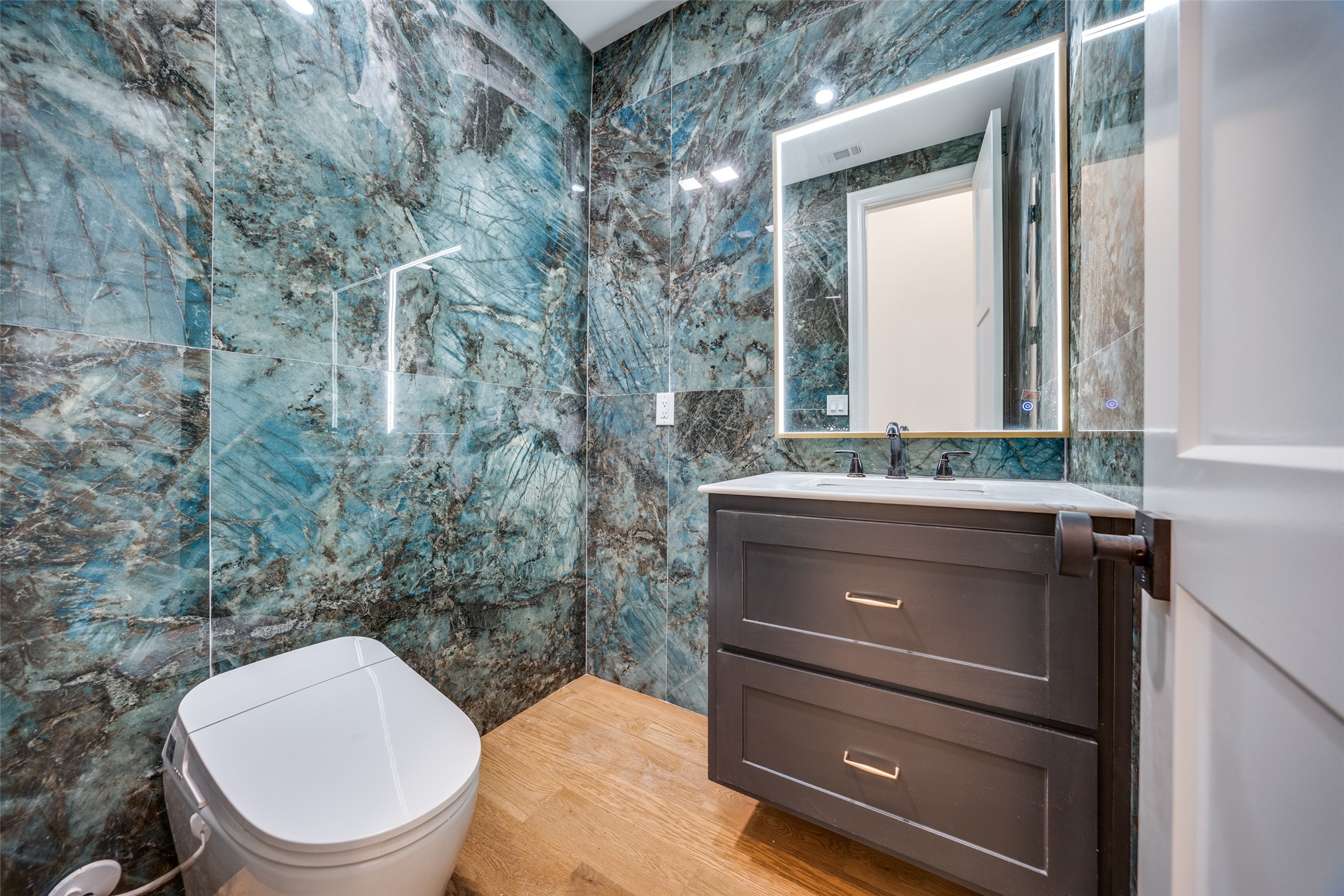 3221 S Glenbrook Drive