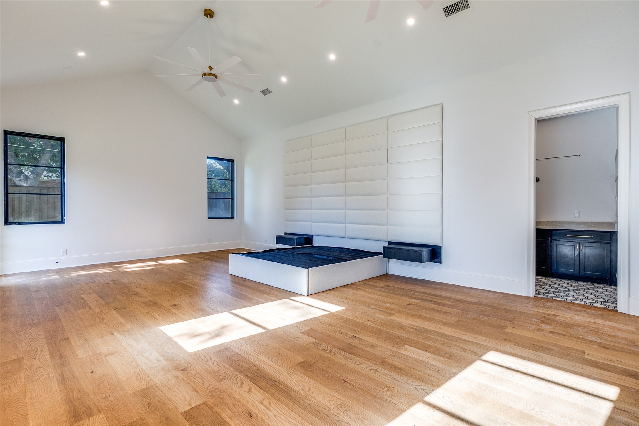 3221 S Glenbrook Drive