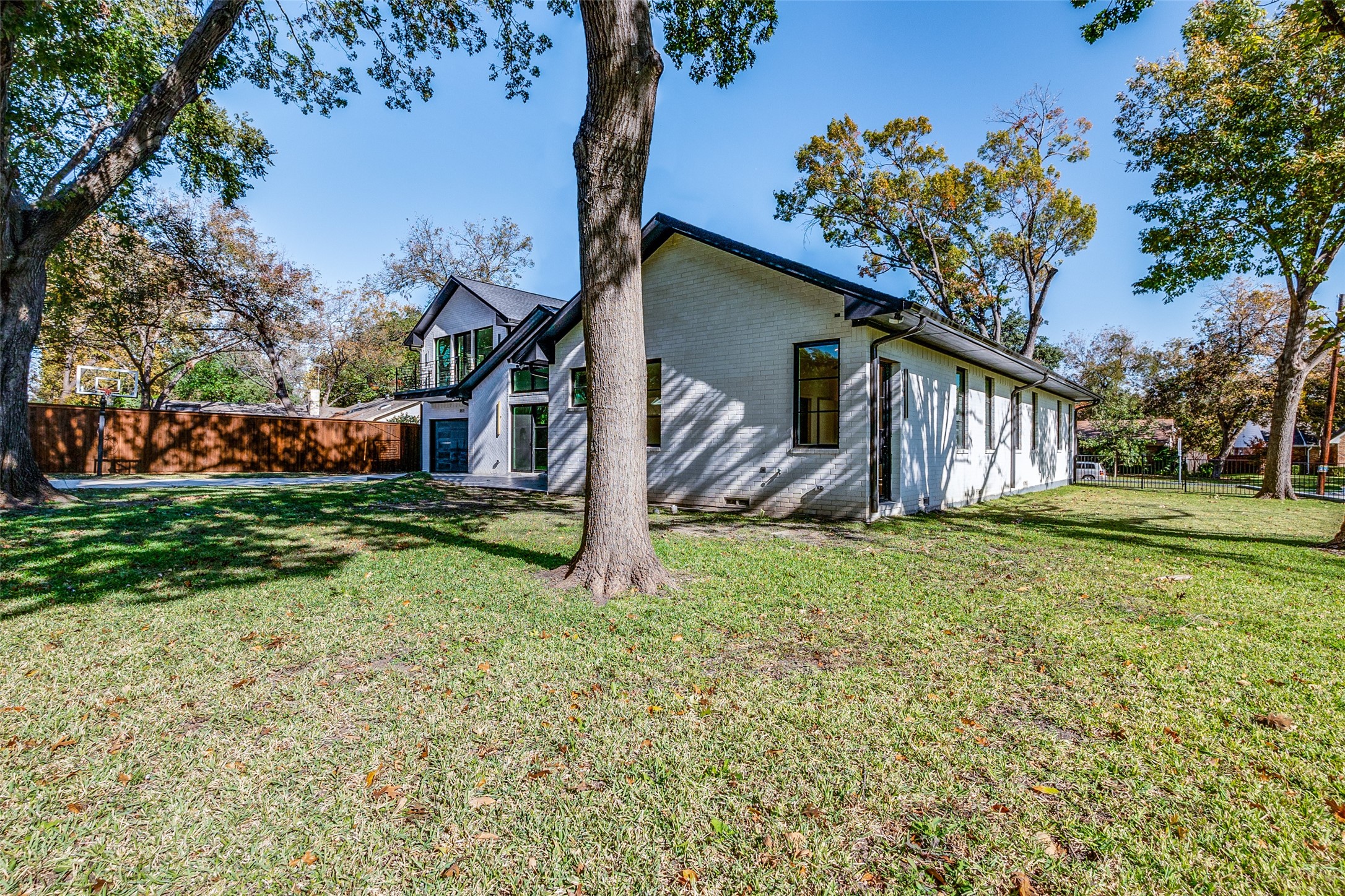 3221 S Glenbrook Drive