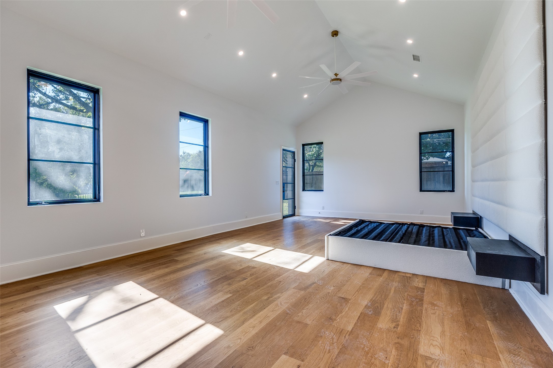 3221 S Glenbrook Drive