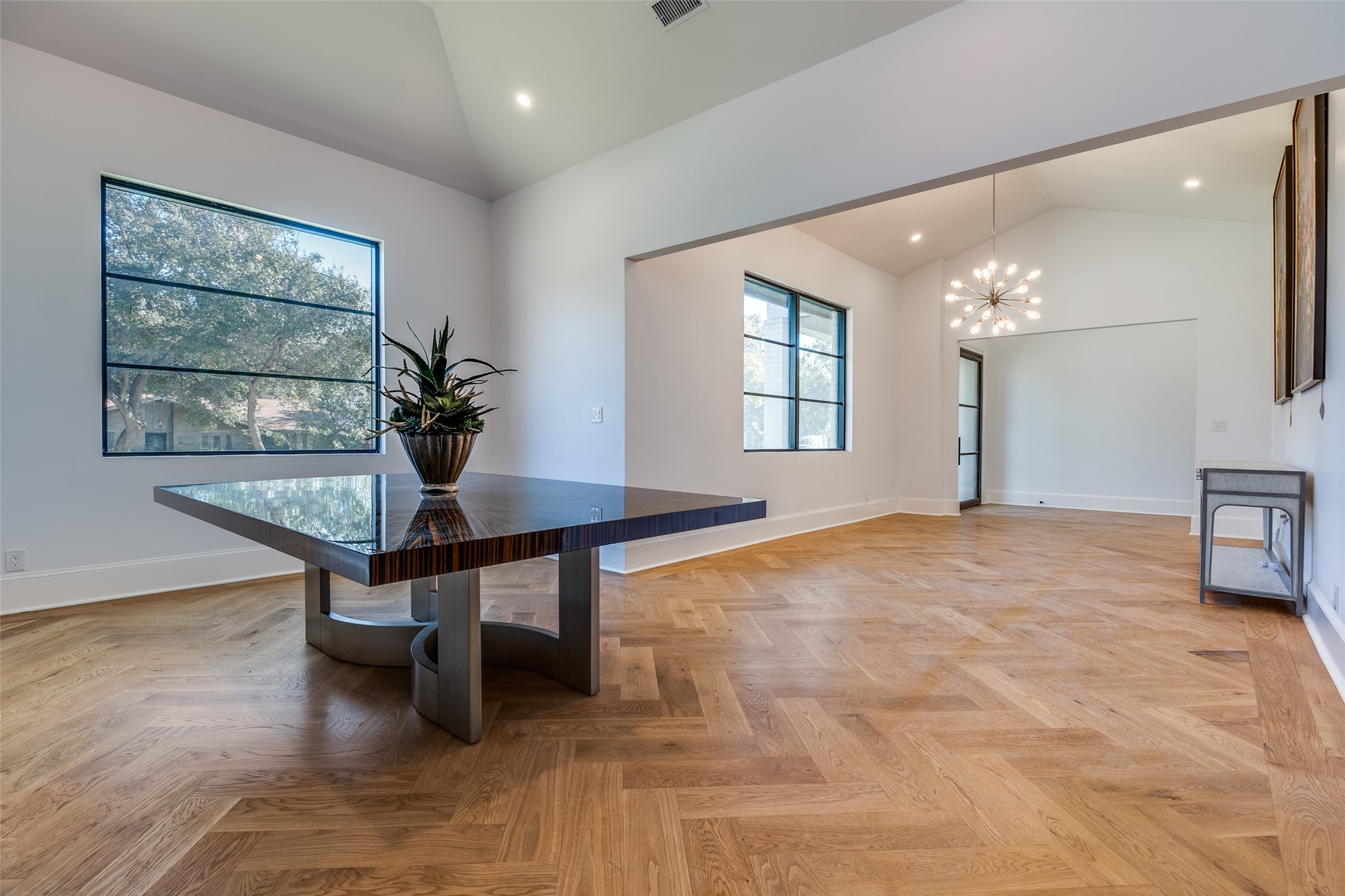 3221 S Glenbrook Drive