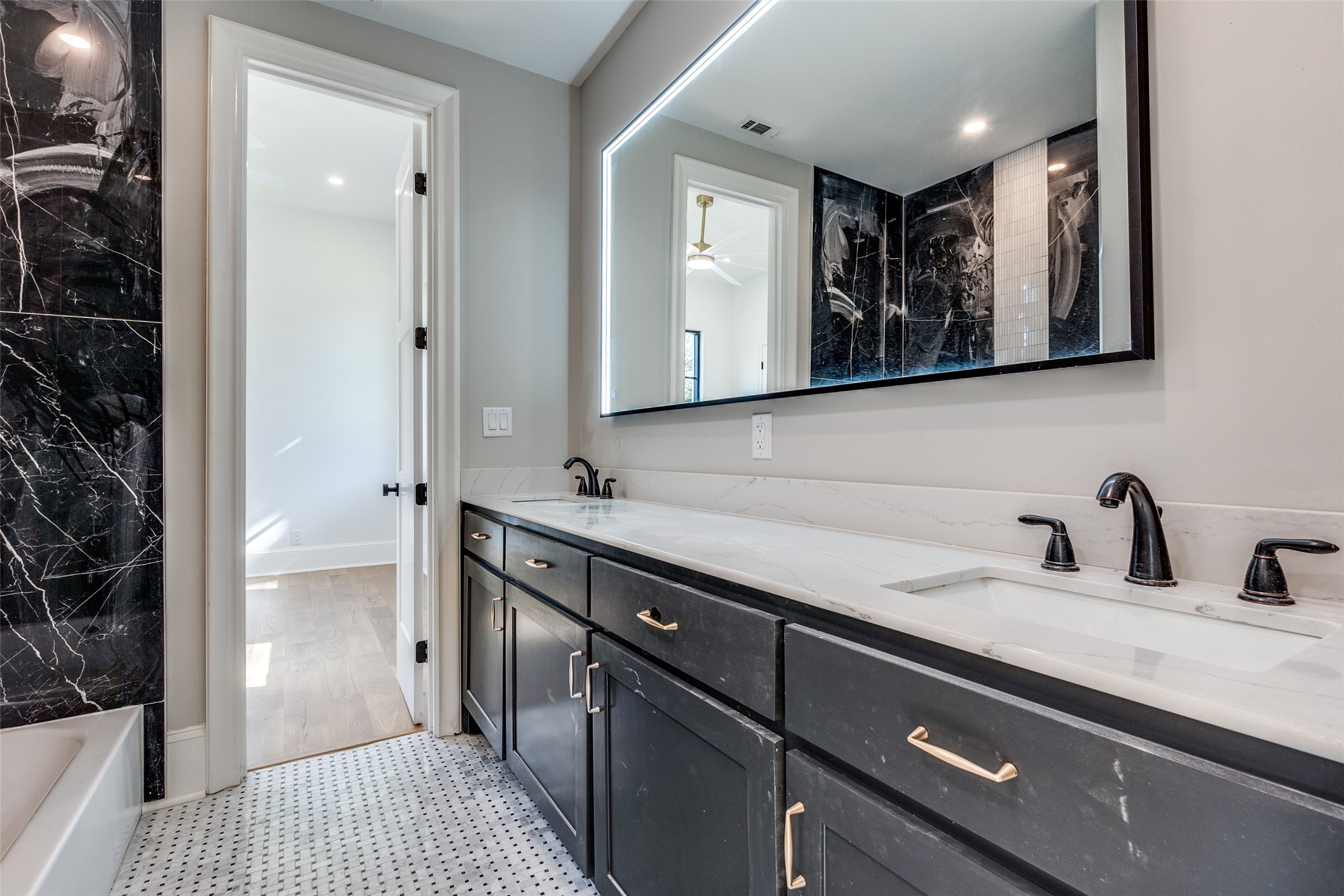 3221 S Glenbrook Drive