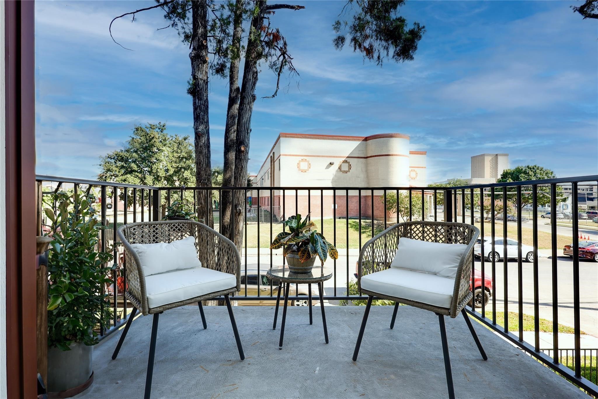 1902 N Carroll Avenue 101