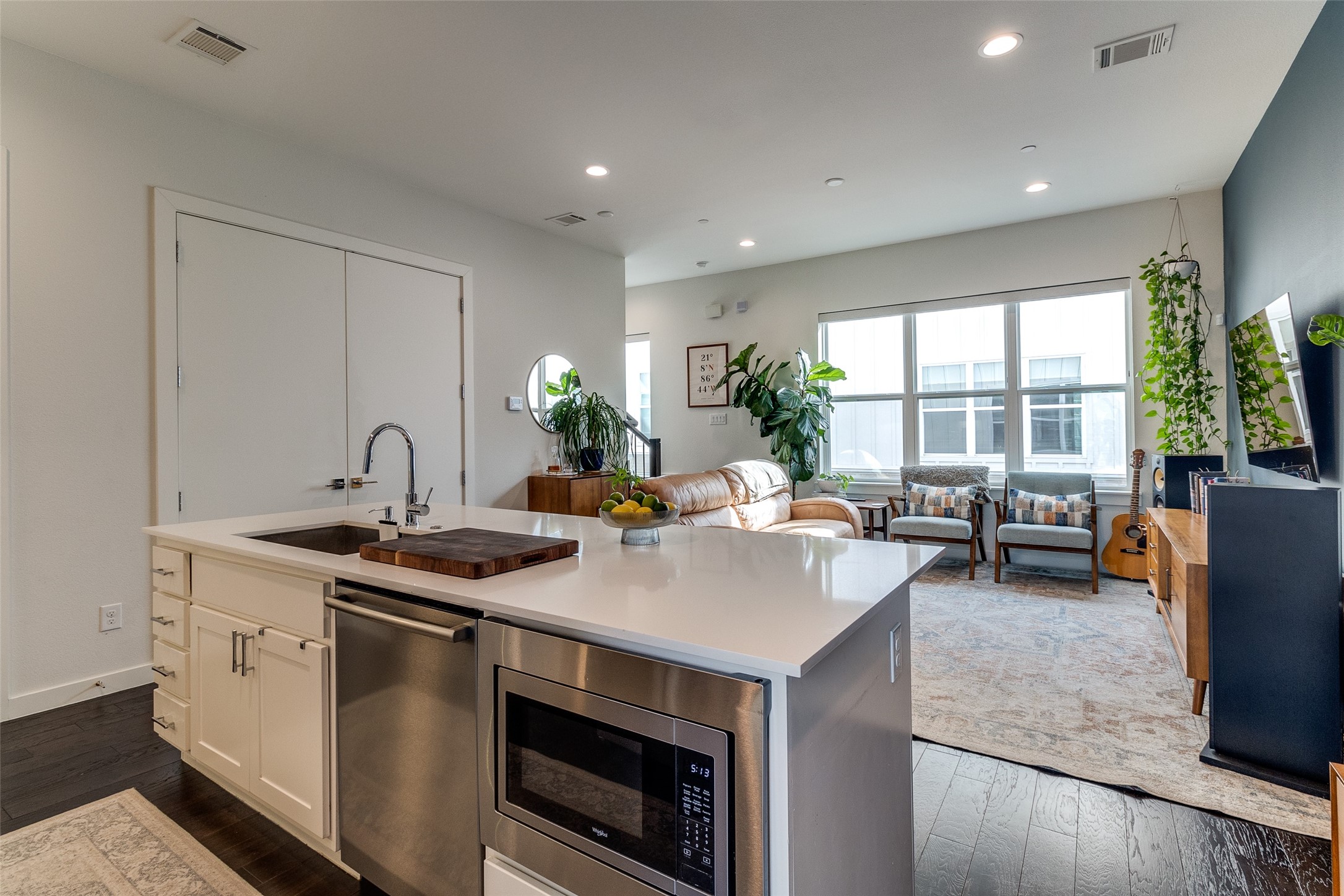 4626 Munger Avenue 202