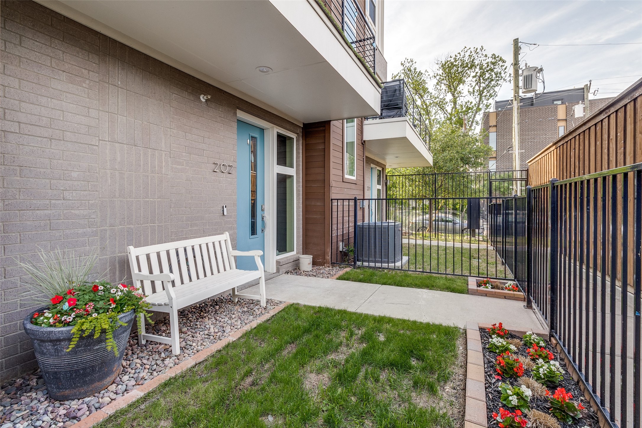 4626 Munger Avenue 202