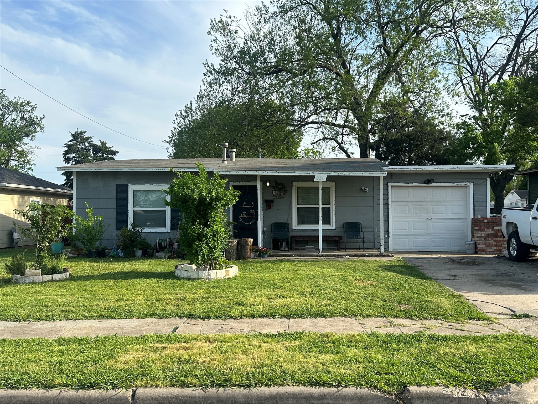 836 Travis Street