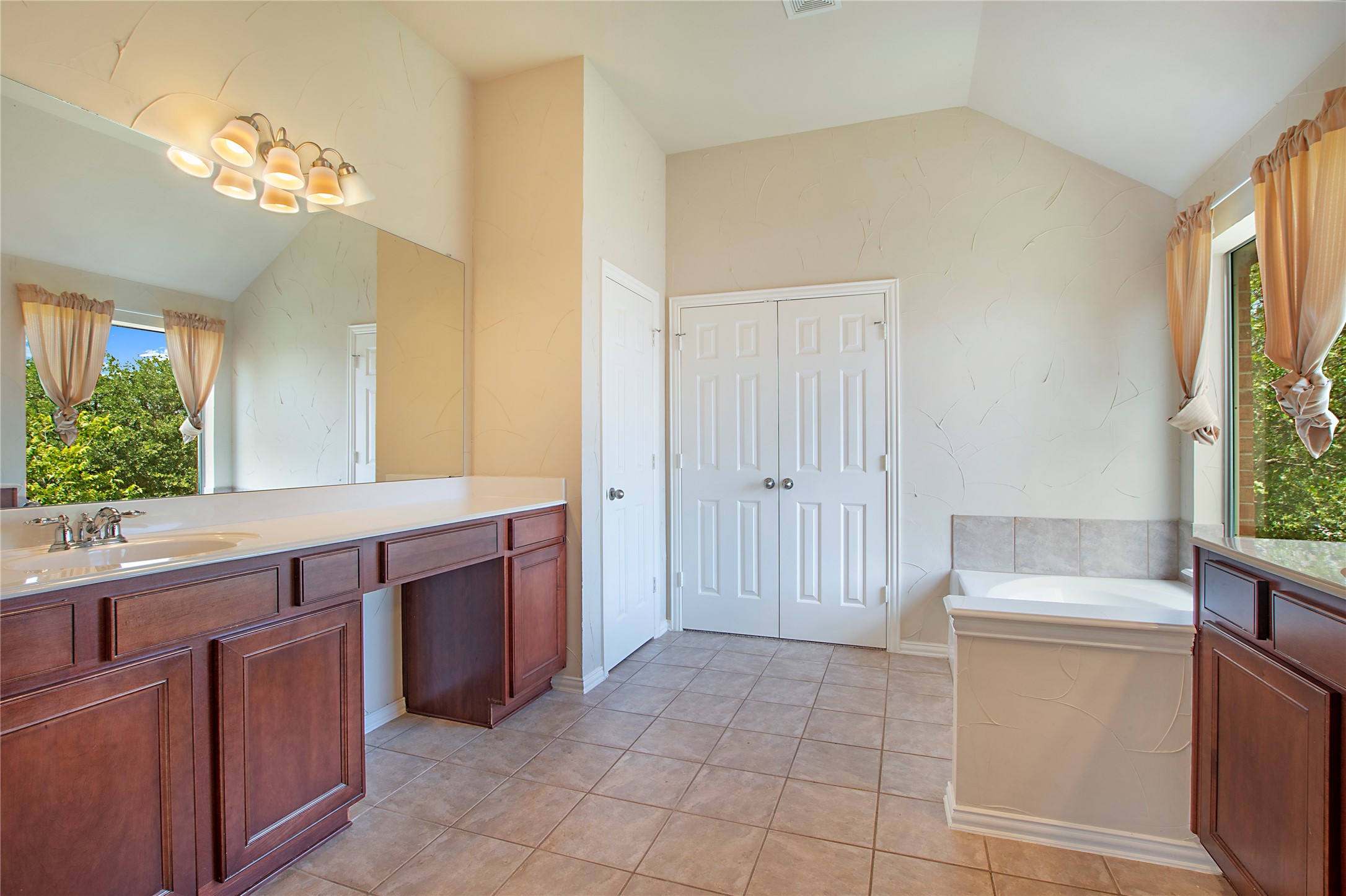 1018 Hollow Creek Drive