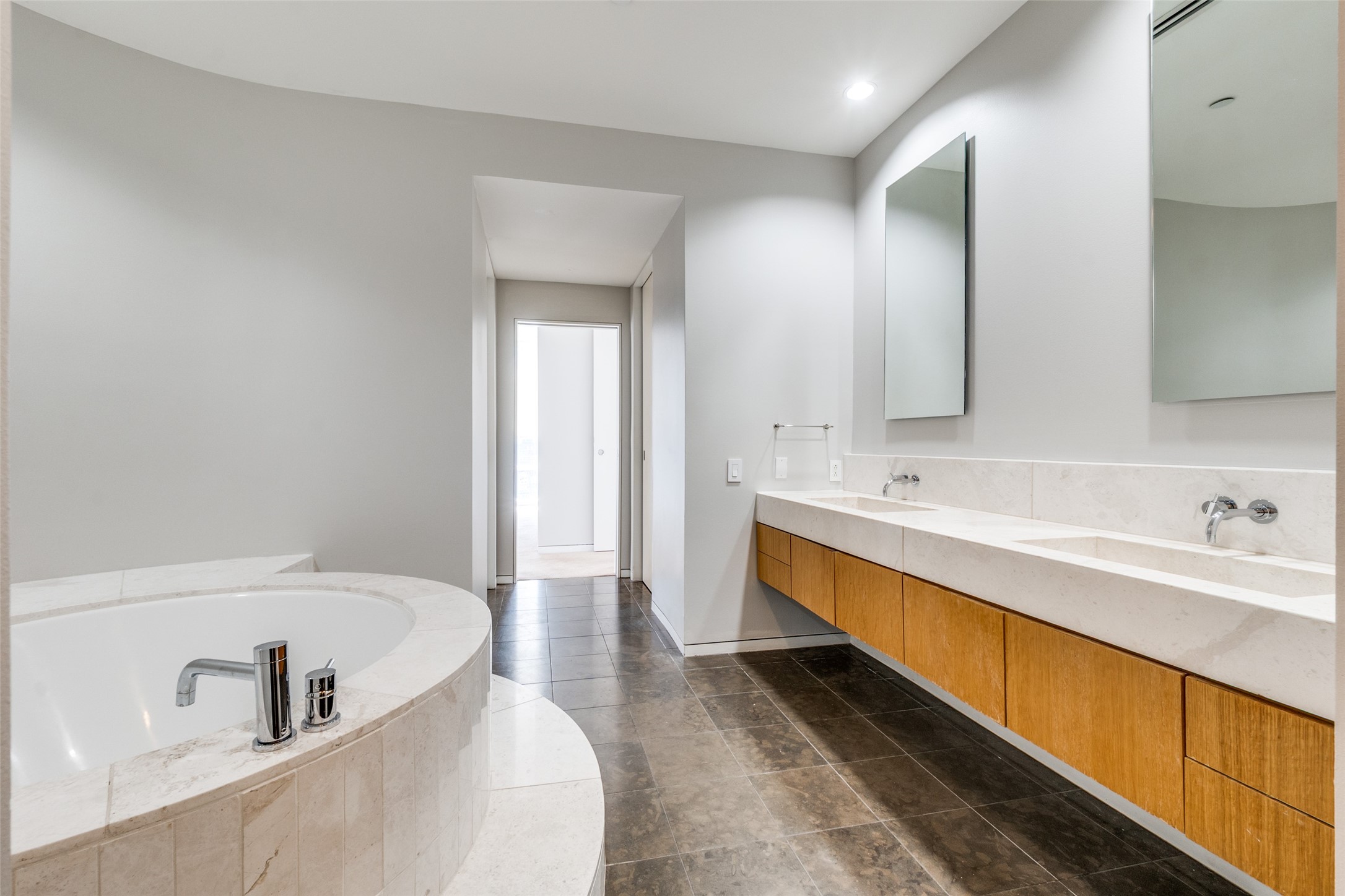 2430 Victory Park Lane 1809