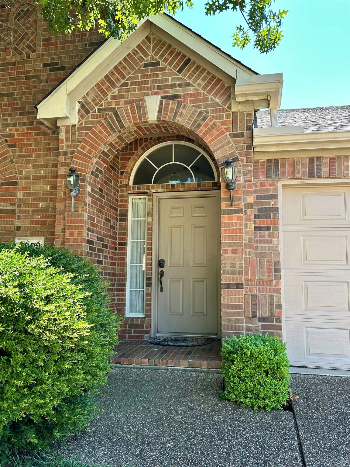 5009 Lake Crest Drive