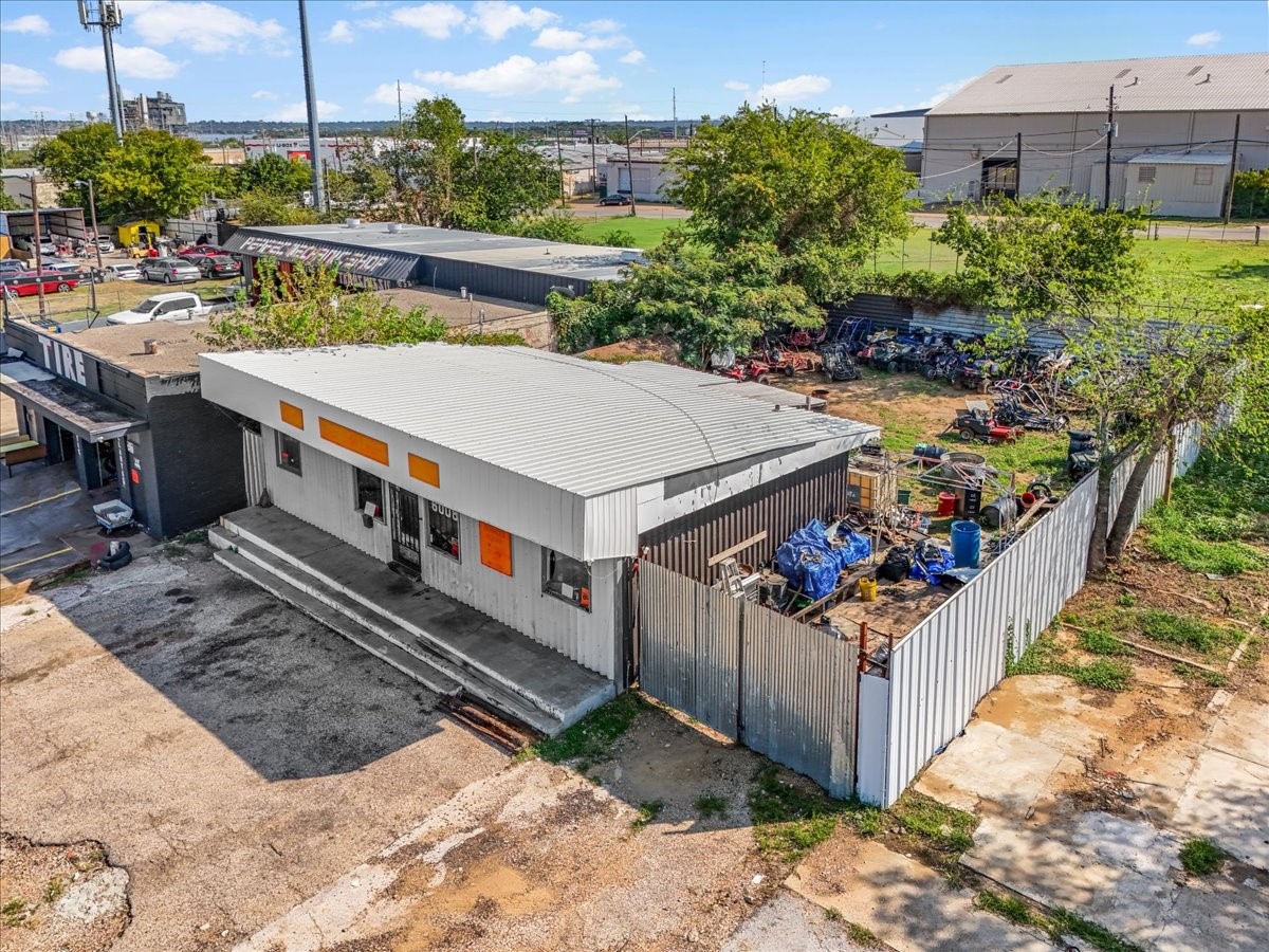 6002 E Lancaster Avenue