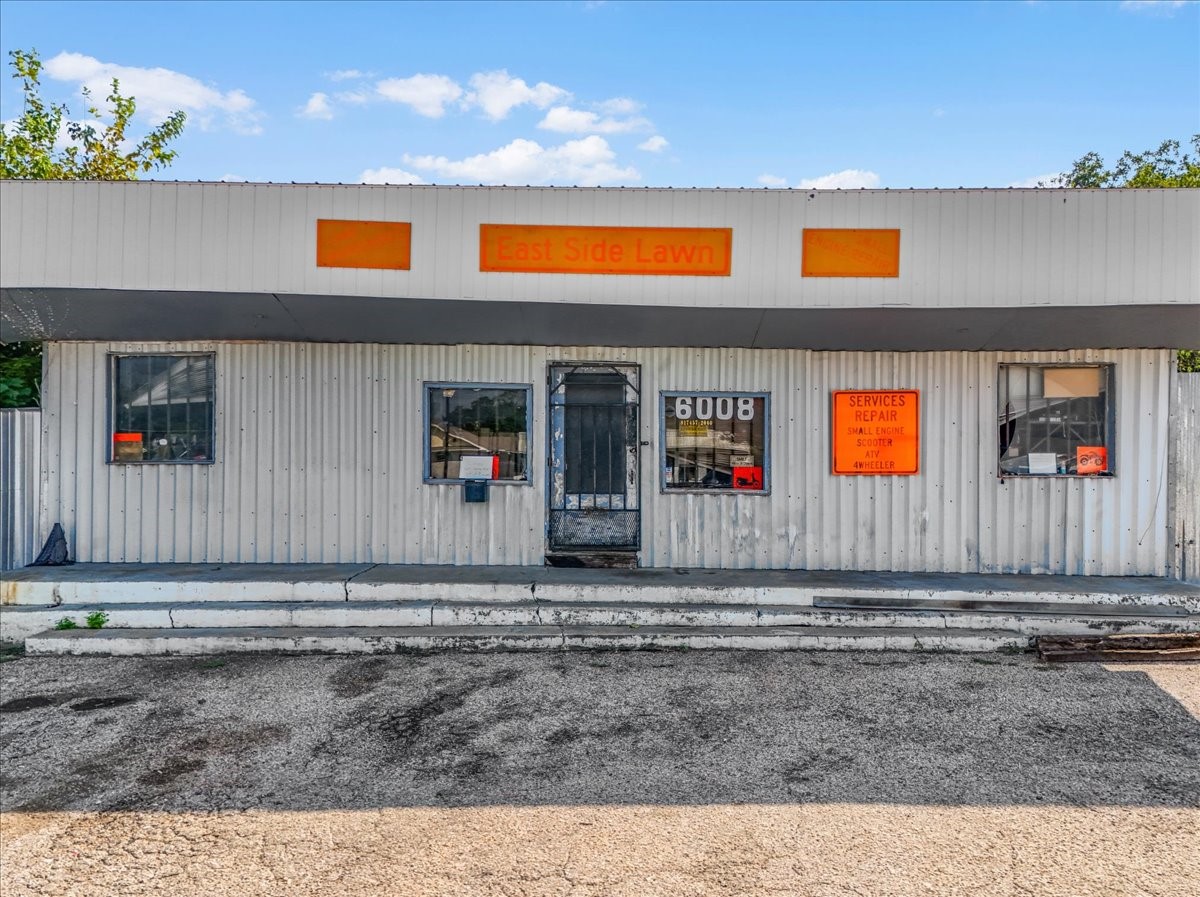 6002 E Lancaster Avenue