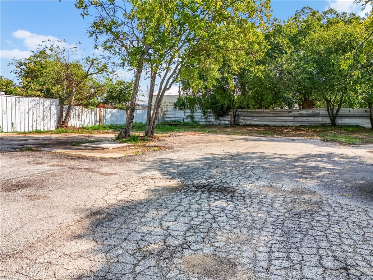 6002 E Lancaster Avenue