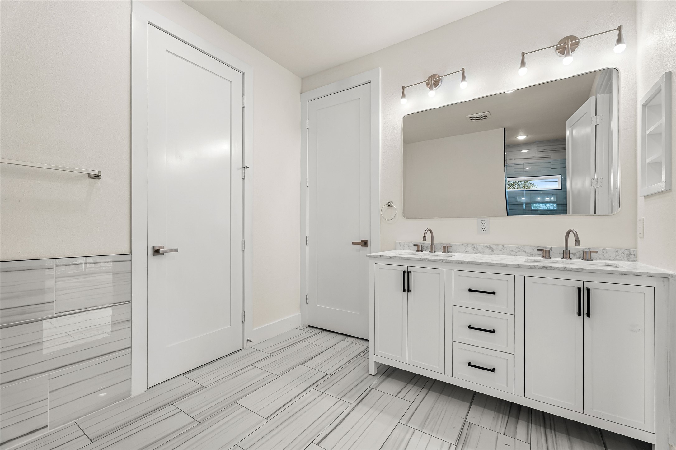 402 S Henderson Avenue