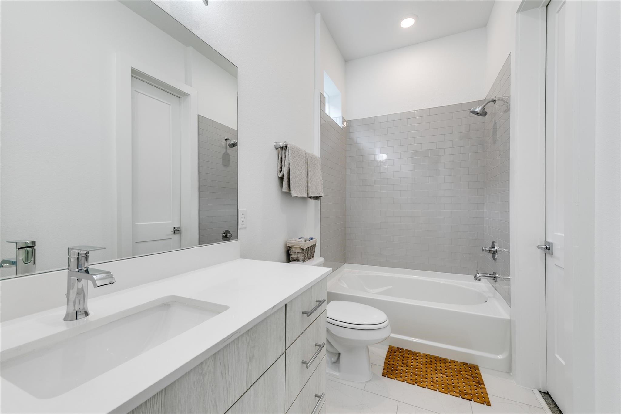 4205 Roseland Avenue 203