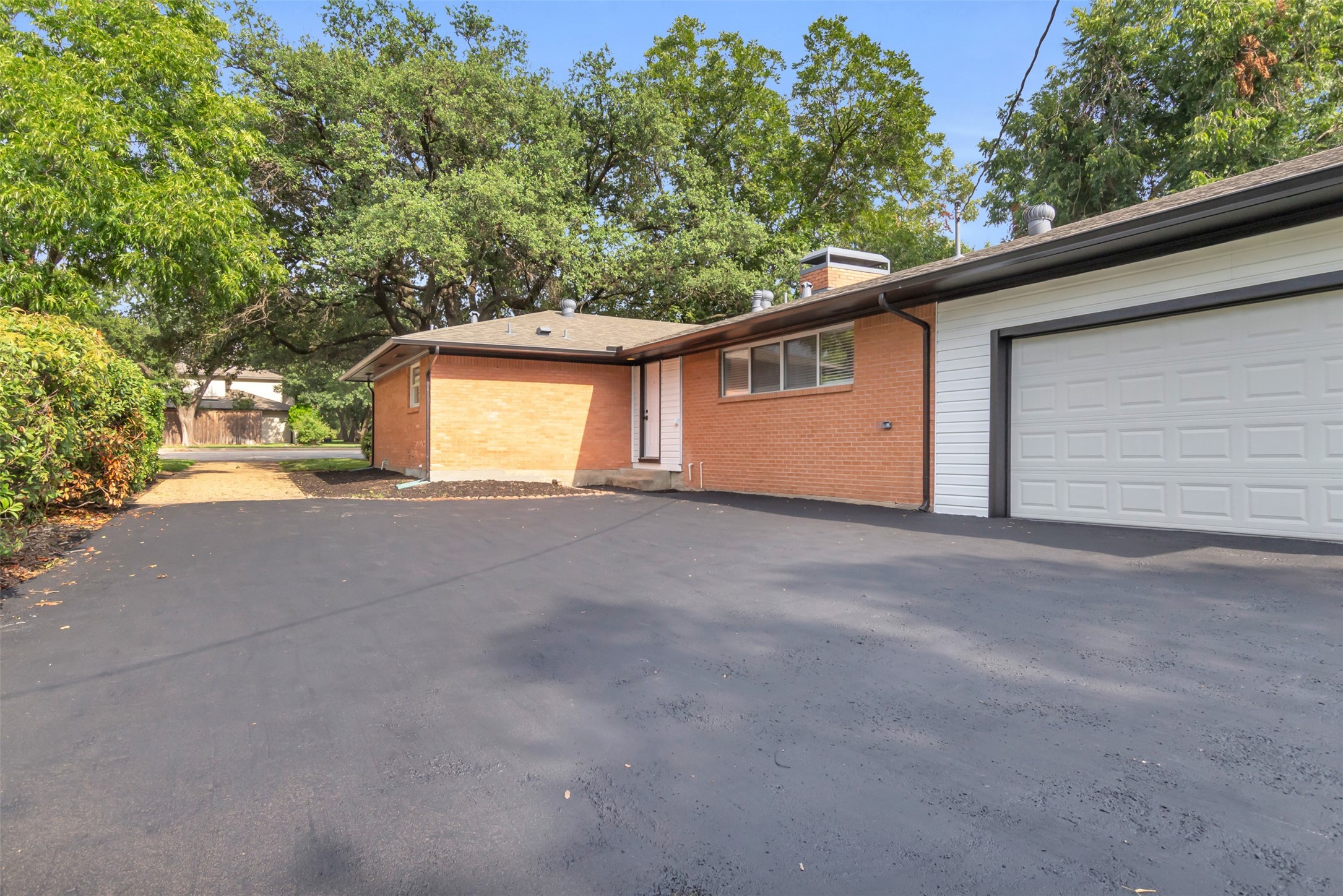 11107 Hillcrest Road