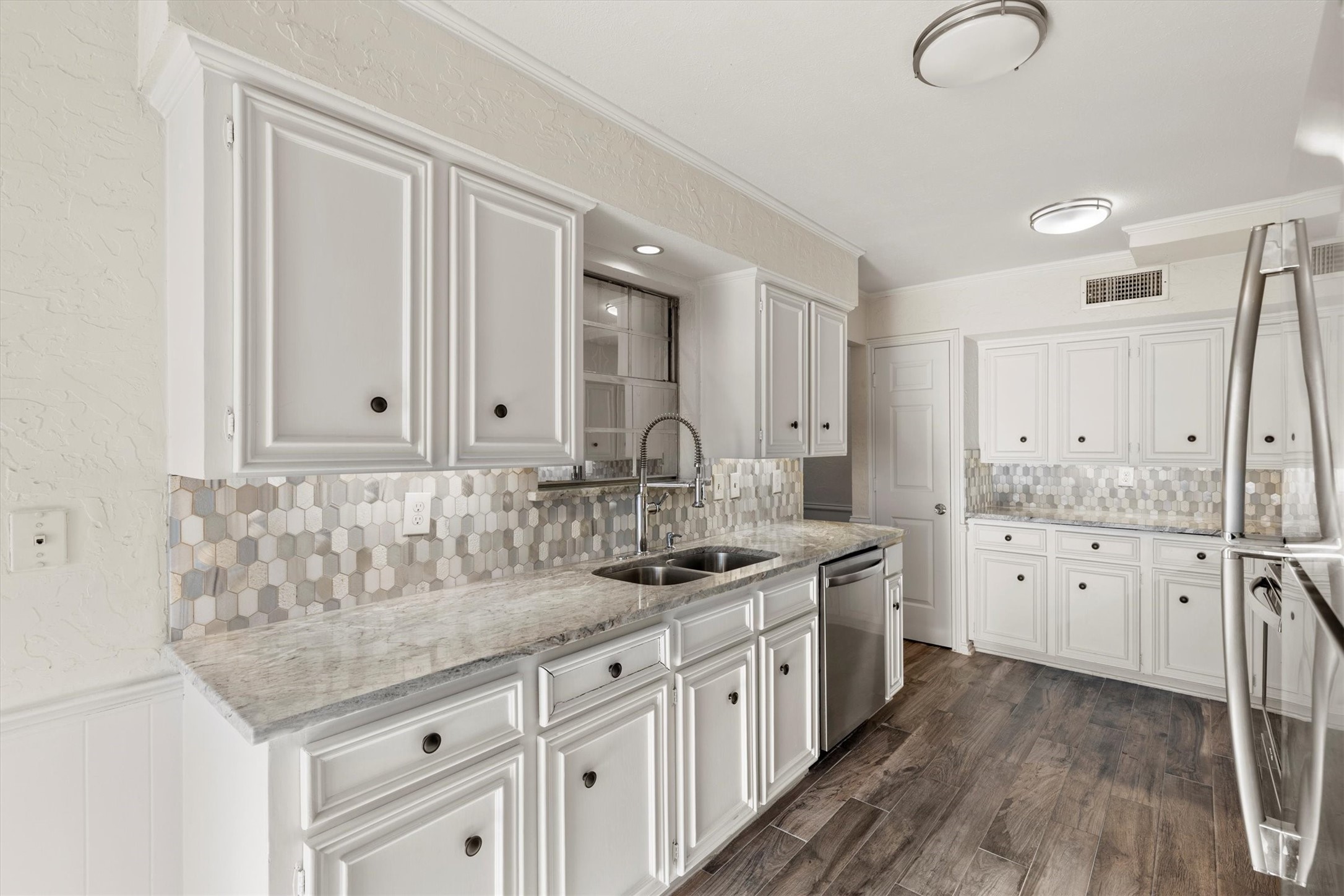 3801 S Versailles Avenue