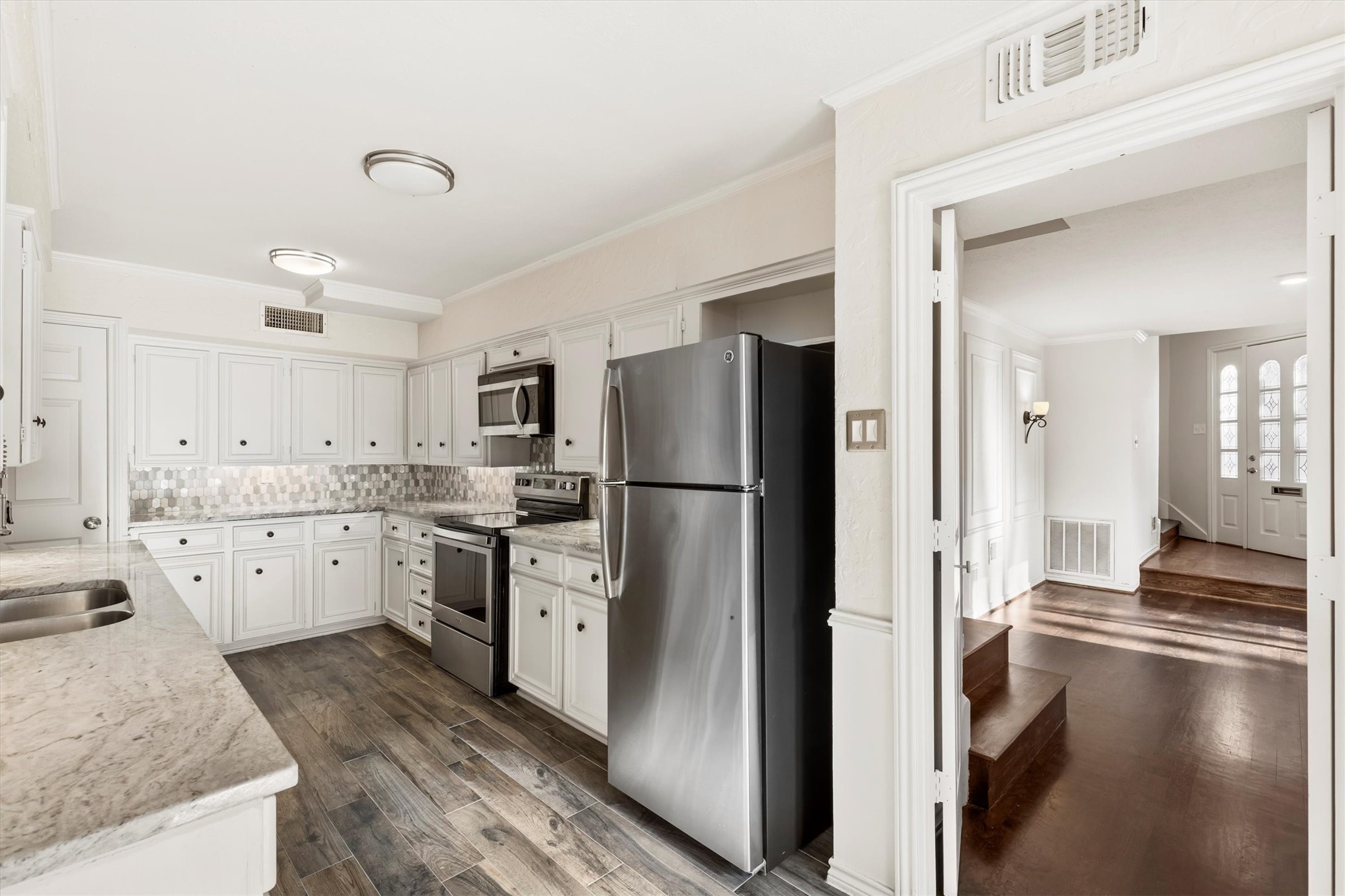 3801 S Versailles Avenue