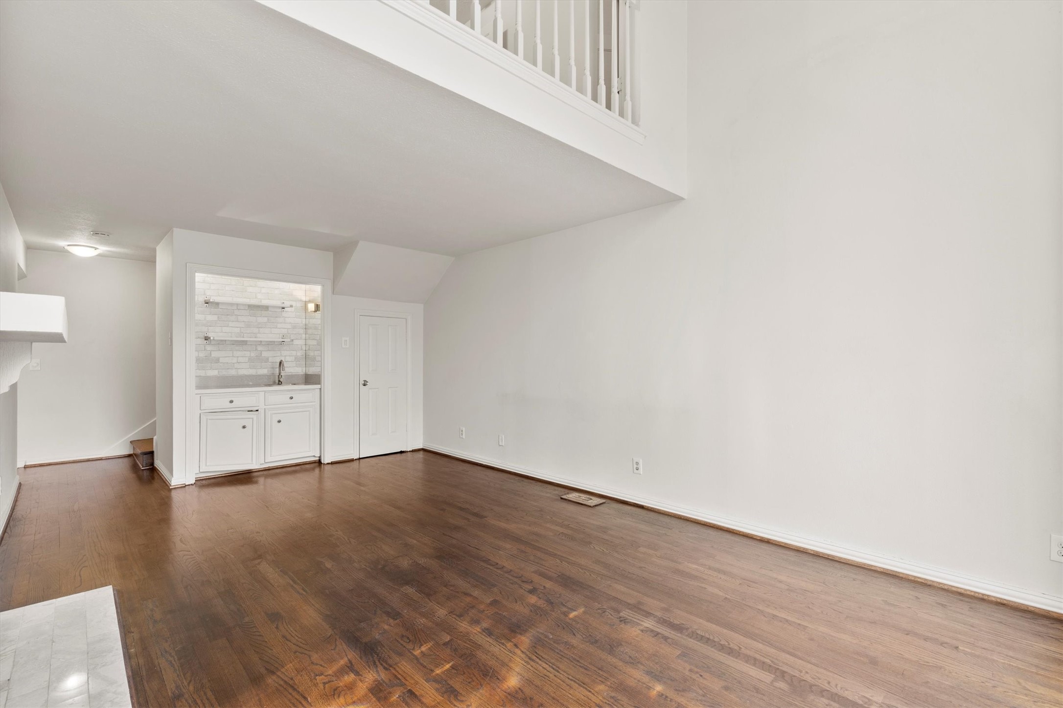 3801 S Versailles Avenue