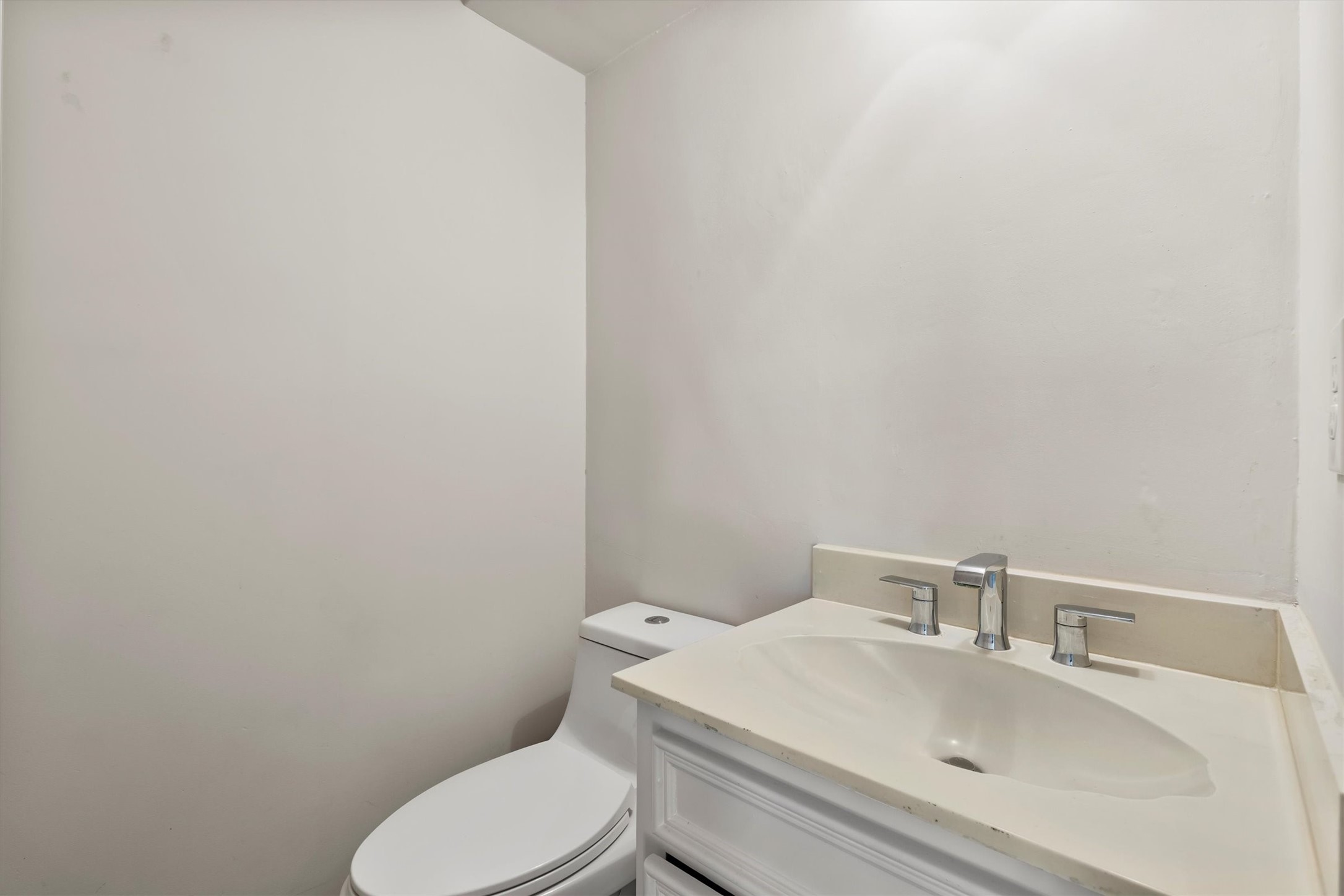 3801 S Versailles Avenue